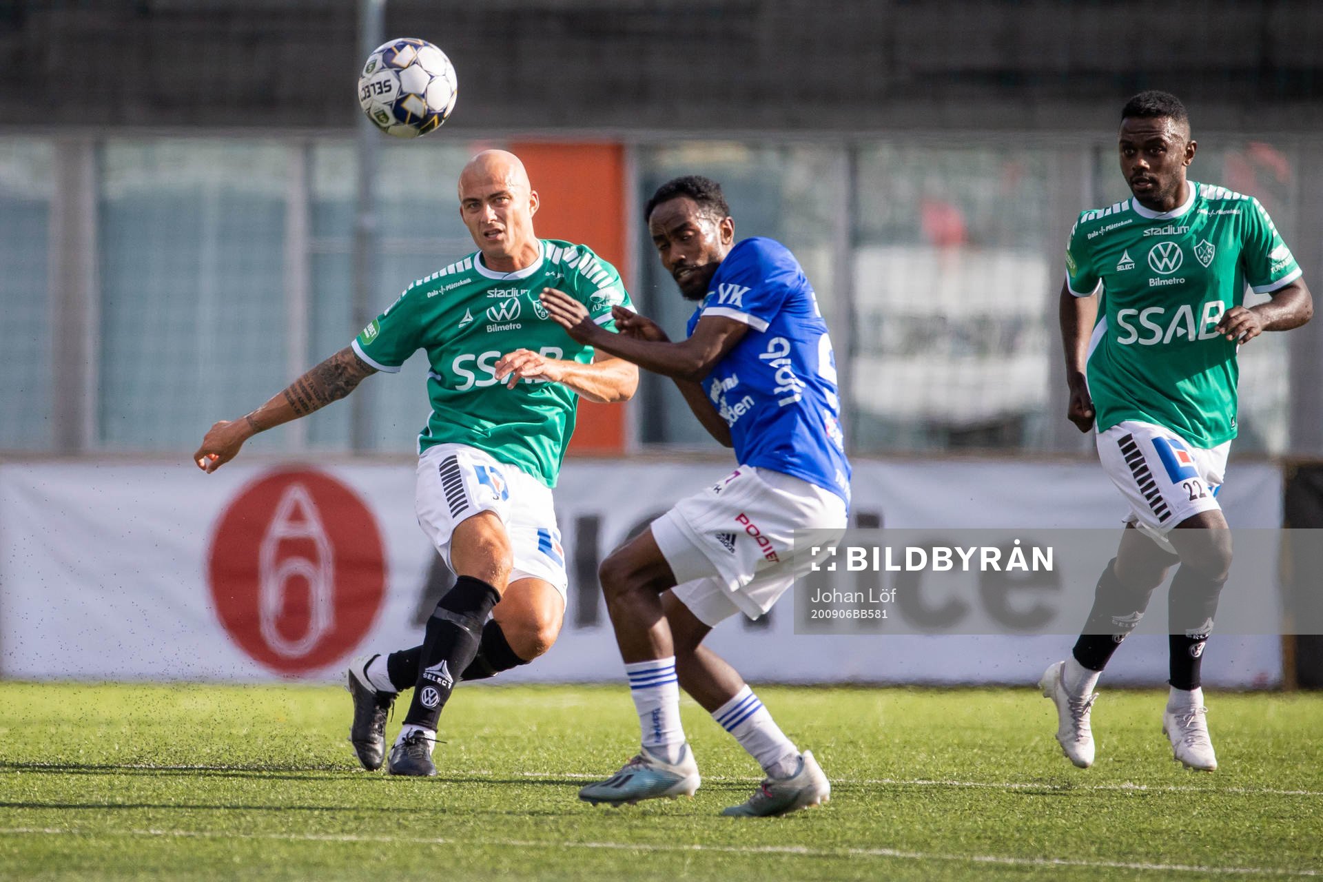 Brages Carlos Garcia Ambrosiani och Umeås Beneyam Demte under fotbollsmatchen i Superettan  mellan Umeå FC och Brage den 6 september 2020 i Umeå.
