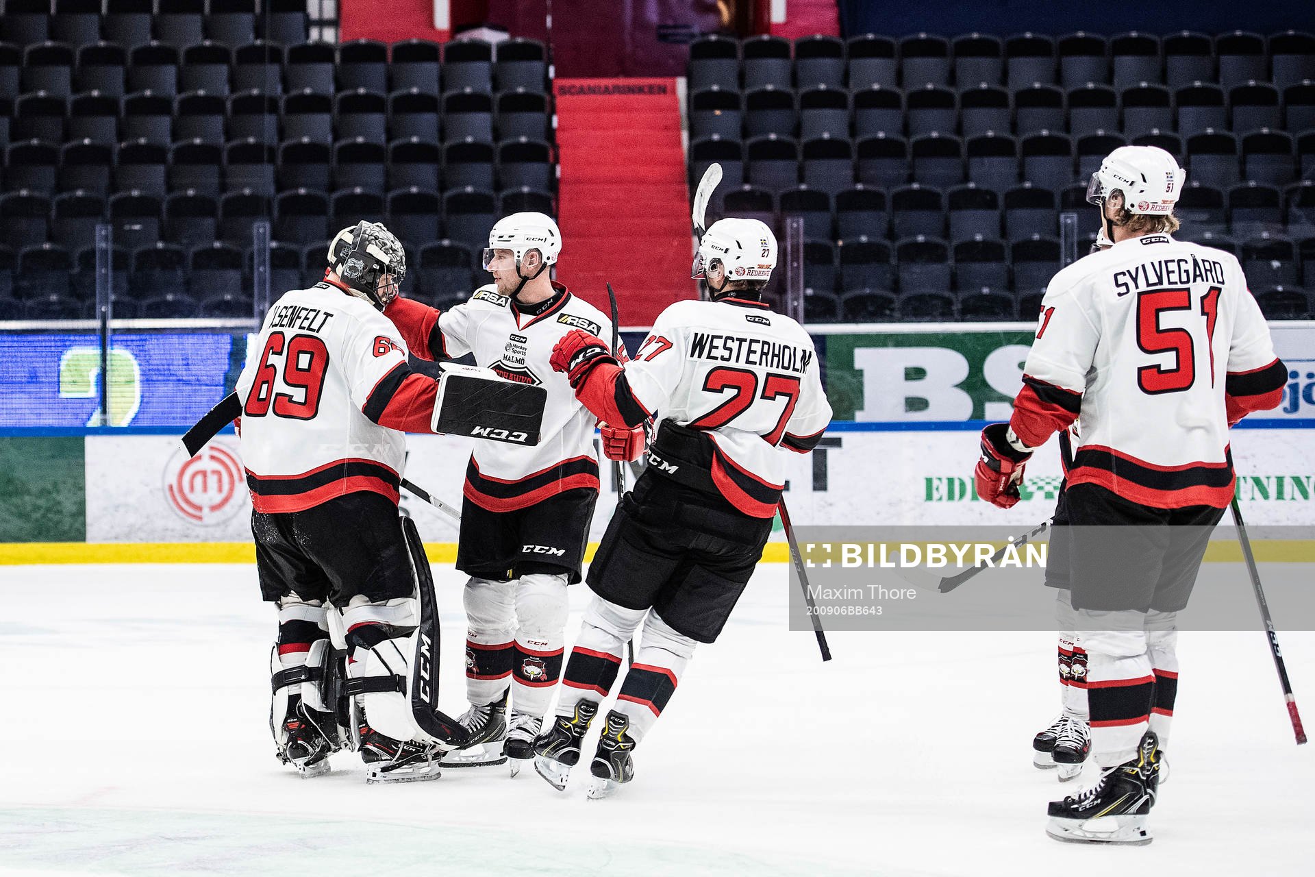 Malmö Redhawks målvakt Oscar Alsenfelt jublar