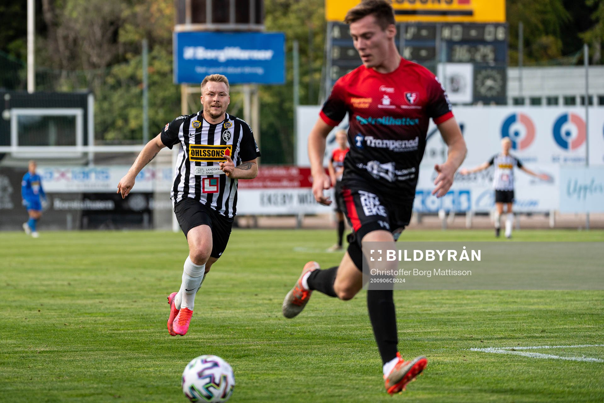 Landskronas Niklas Nielsen jagar Trollhättans Oscar Edh