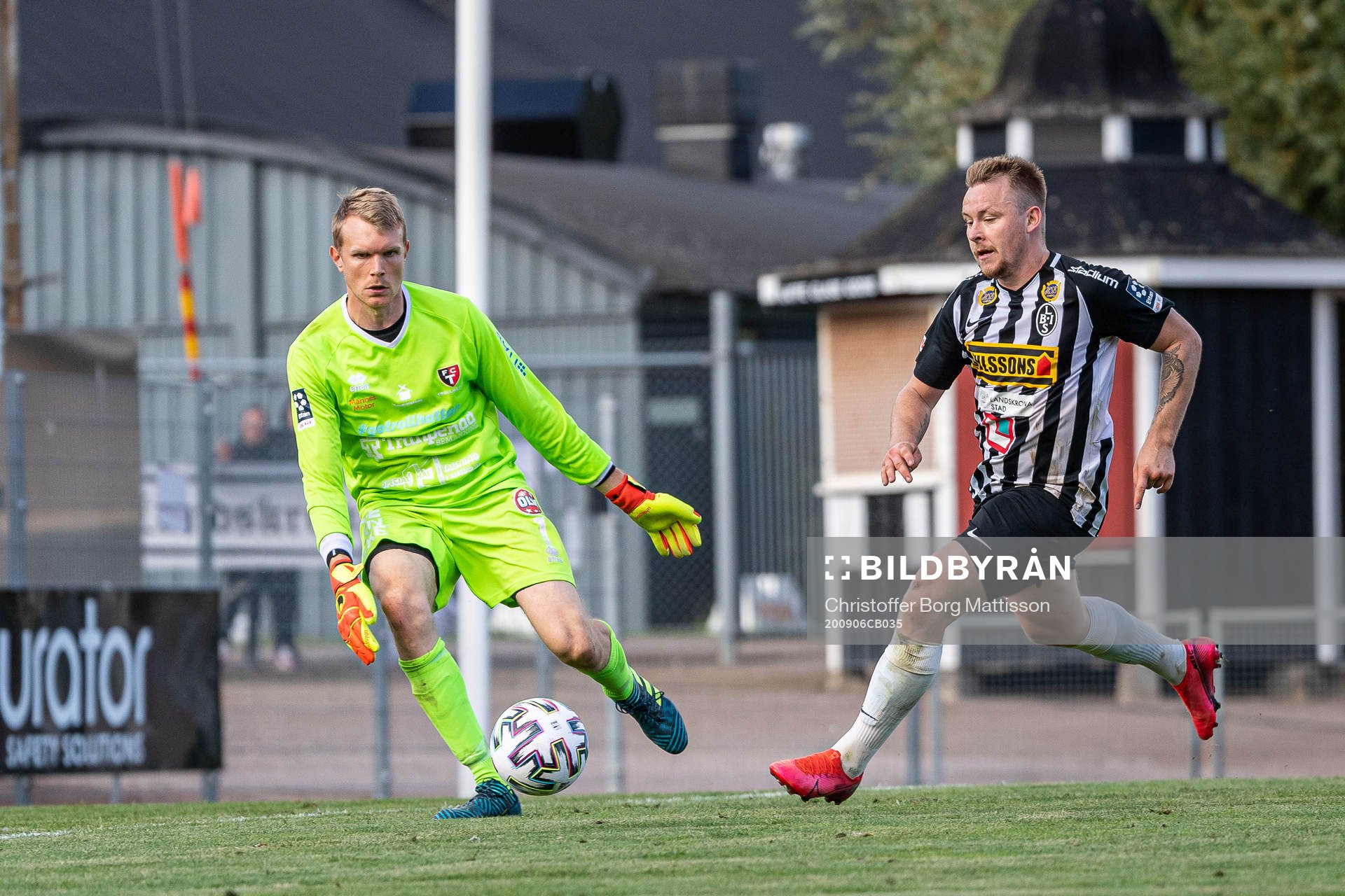 Landskronas Niklas Nielsen mot Trollhättans målvakt Simon