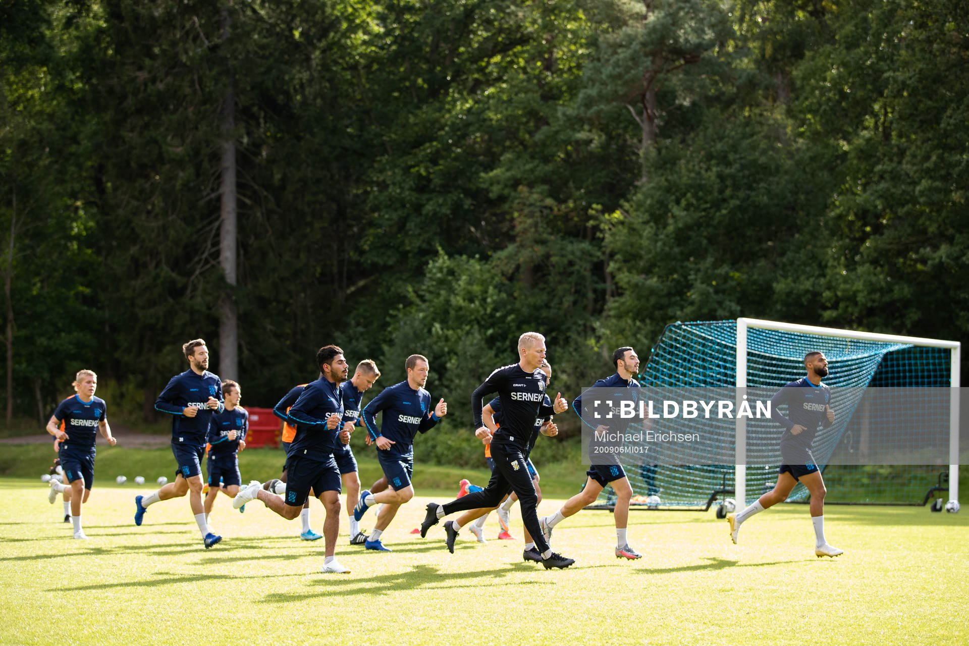 IFK Göteborgs fystränare Kalle Olsson håller i
