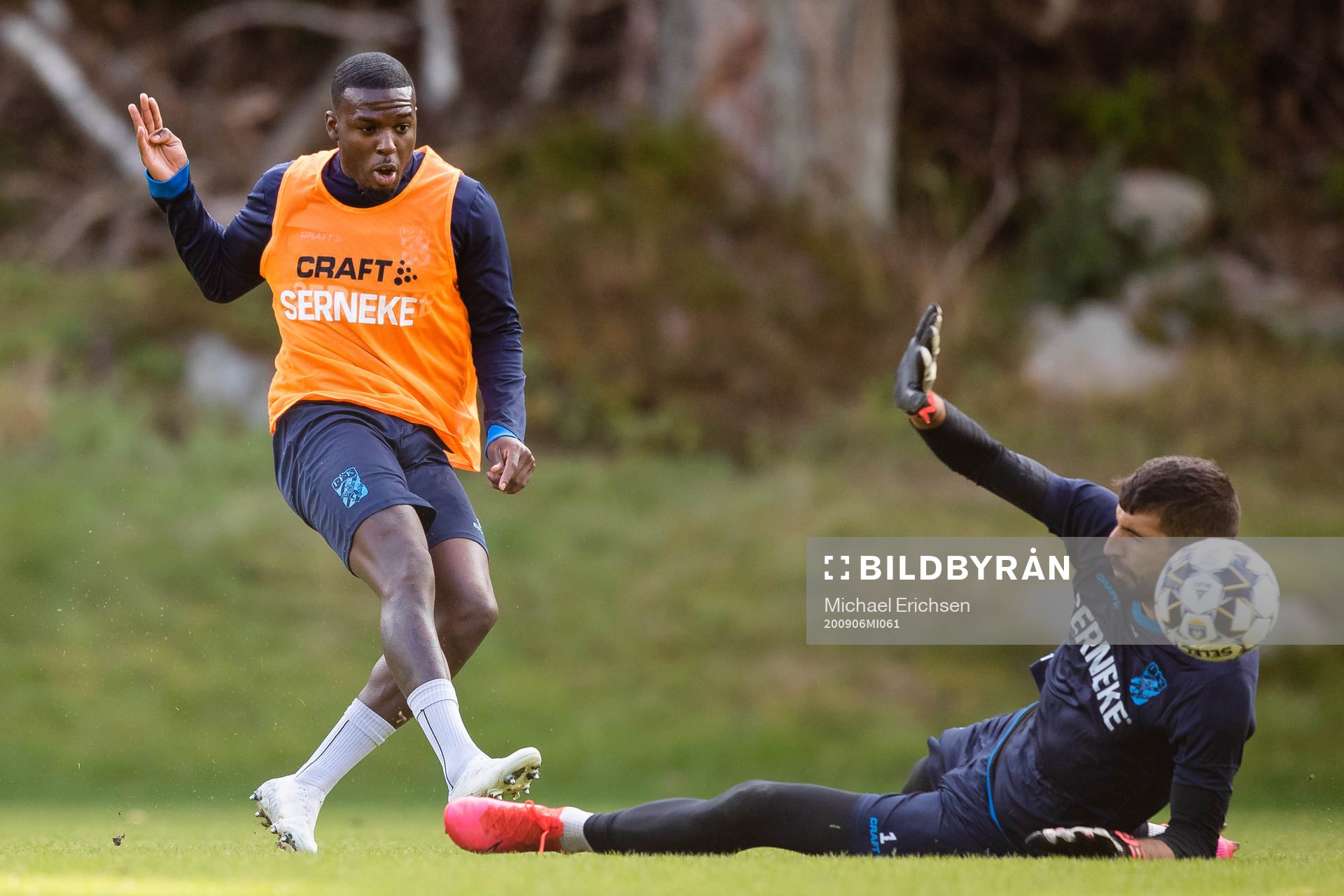 IFK Göteborgs Christian Kouakou skjuter ett mål på