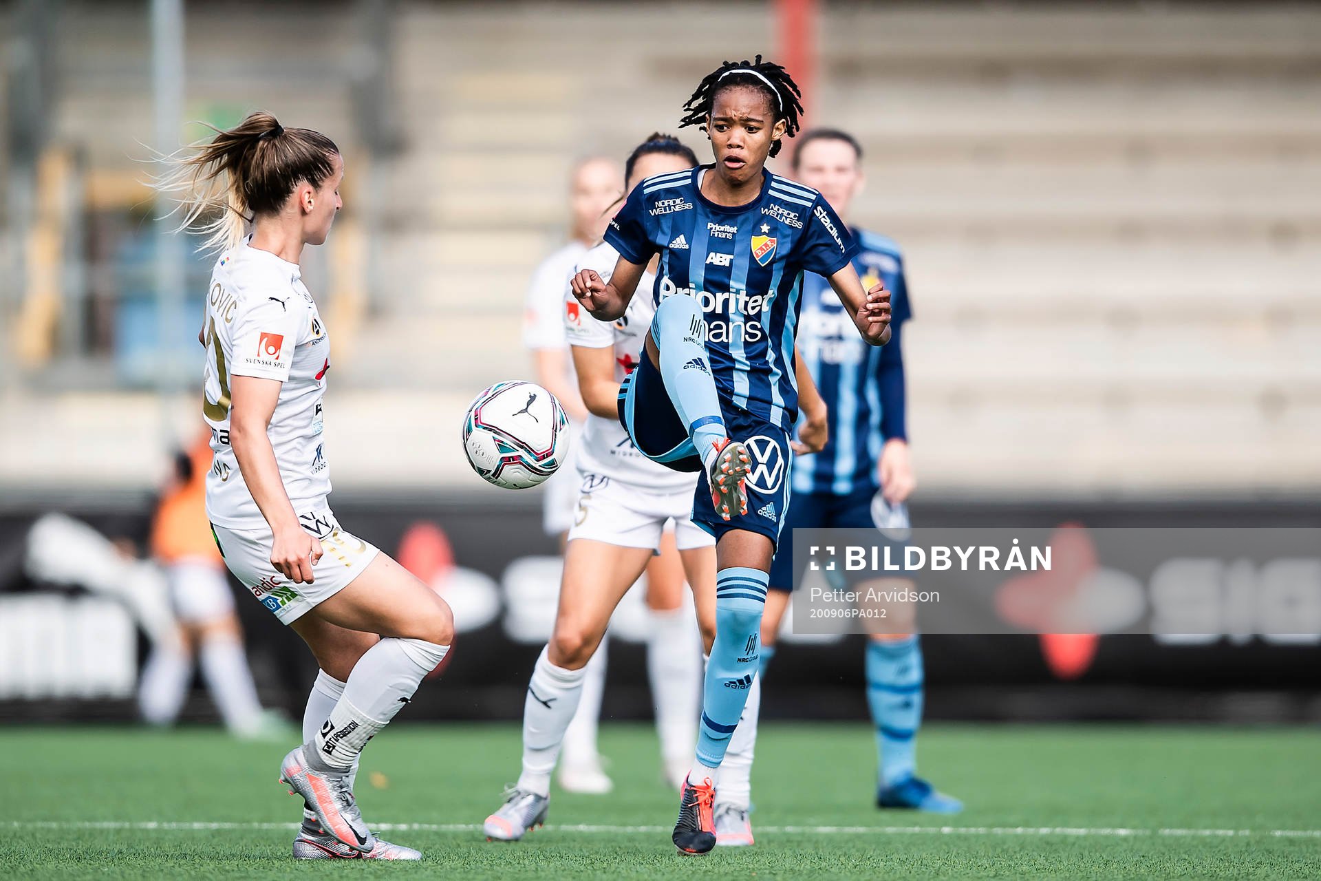 Djurgårdens Linda Motlhalo och Rosengårds Jelena Cankovic