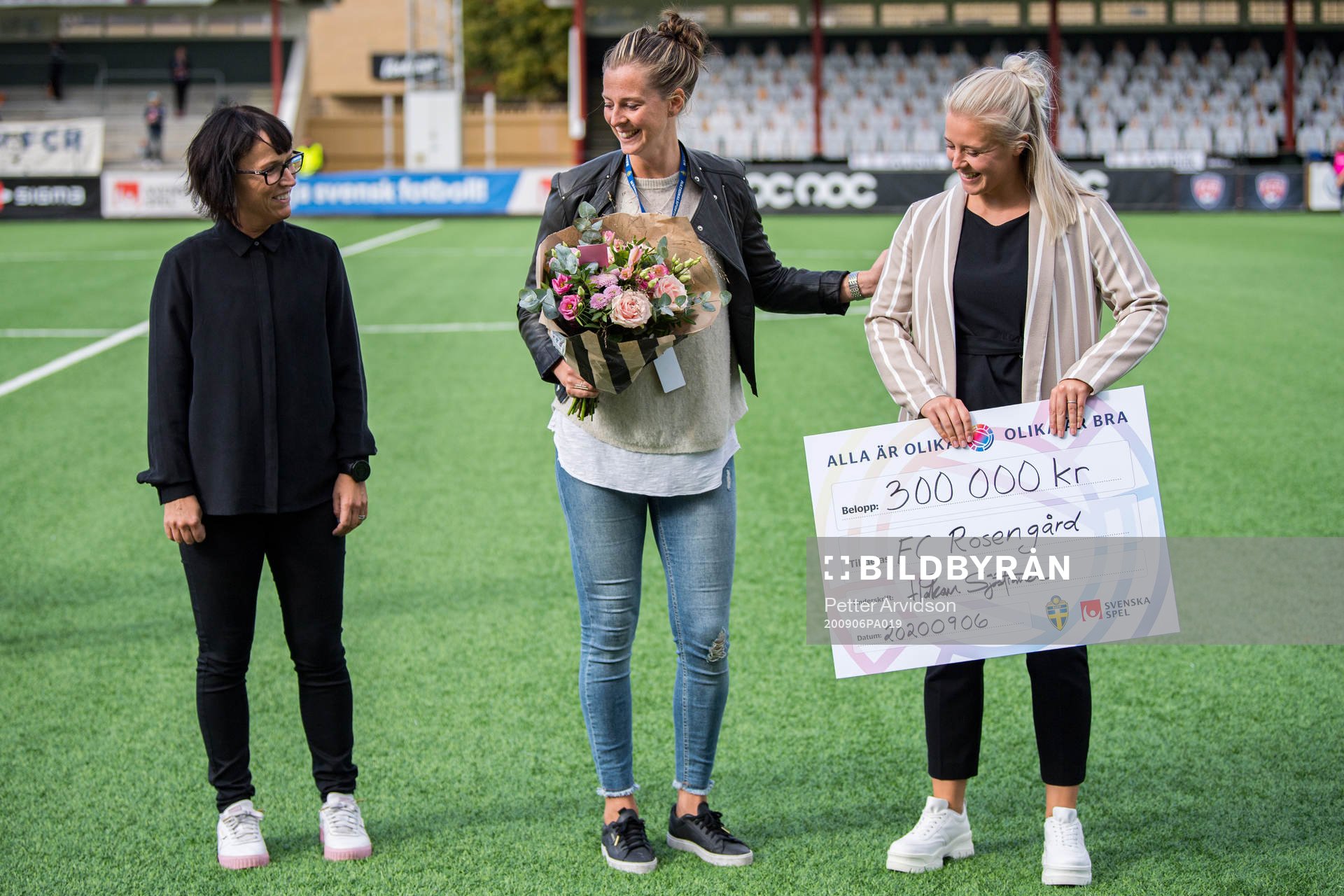 Lotta Schelin delar ut pris Hattrick by FC Rosengård