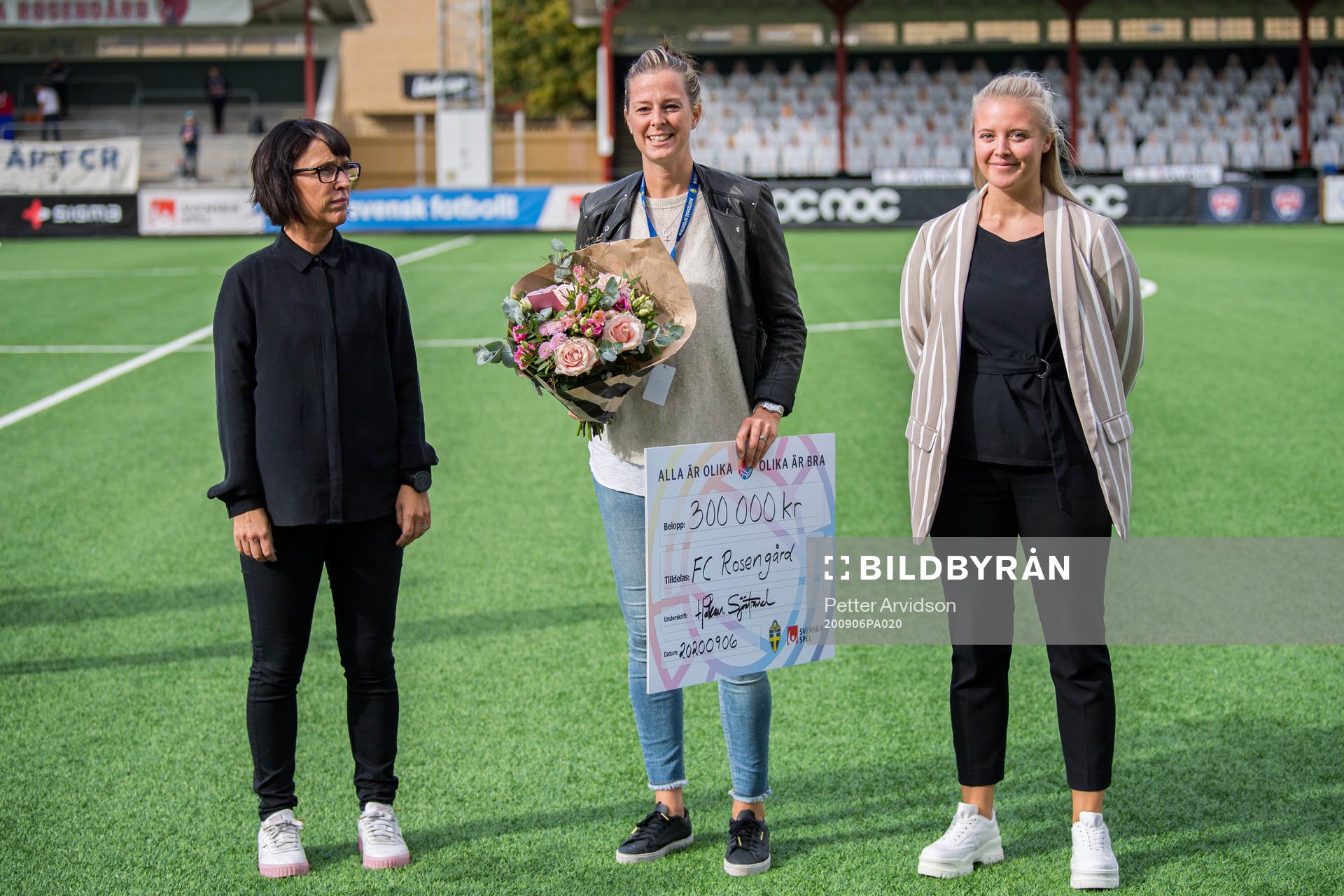 Lotta Schelin delar ut pris Hattrick by FC Rosengård inför fotbollsmatchen i Damallsvenskan mellan FC Rosengård och Djurgården den 6 september 2020 i Malmö.