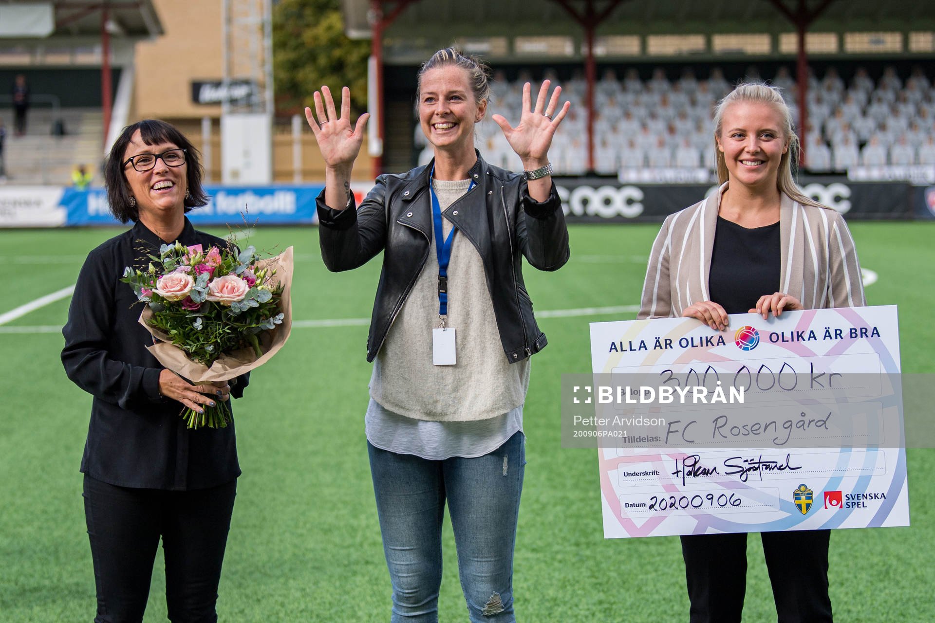 Lotta Schelin delar ut pris Hattrick by FC Rosengård