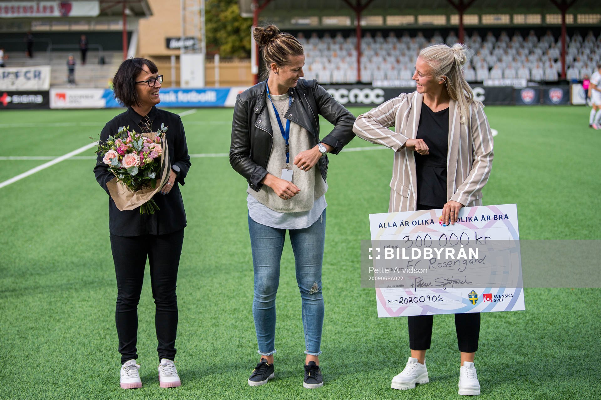 Lotta Schelin delar ut pris Hattrick by FC Rosengård