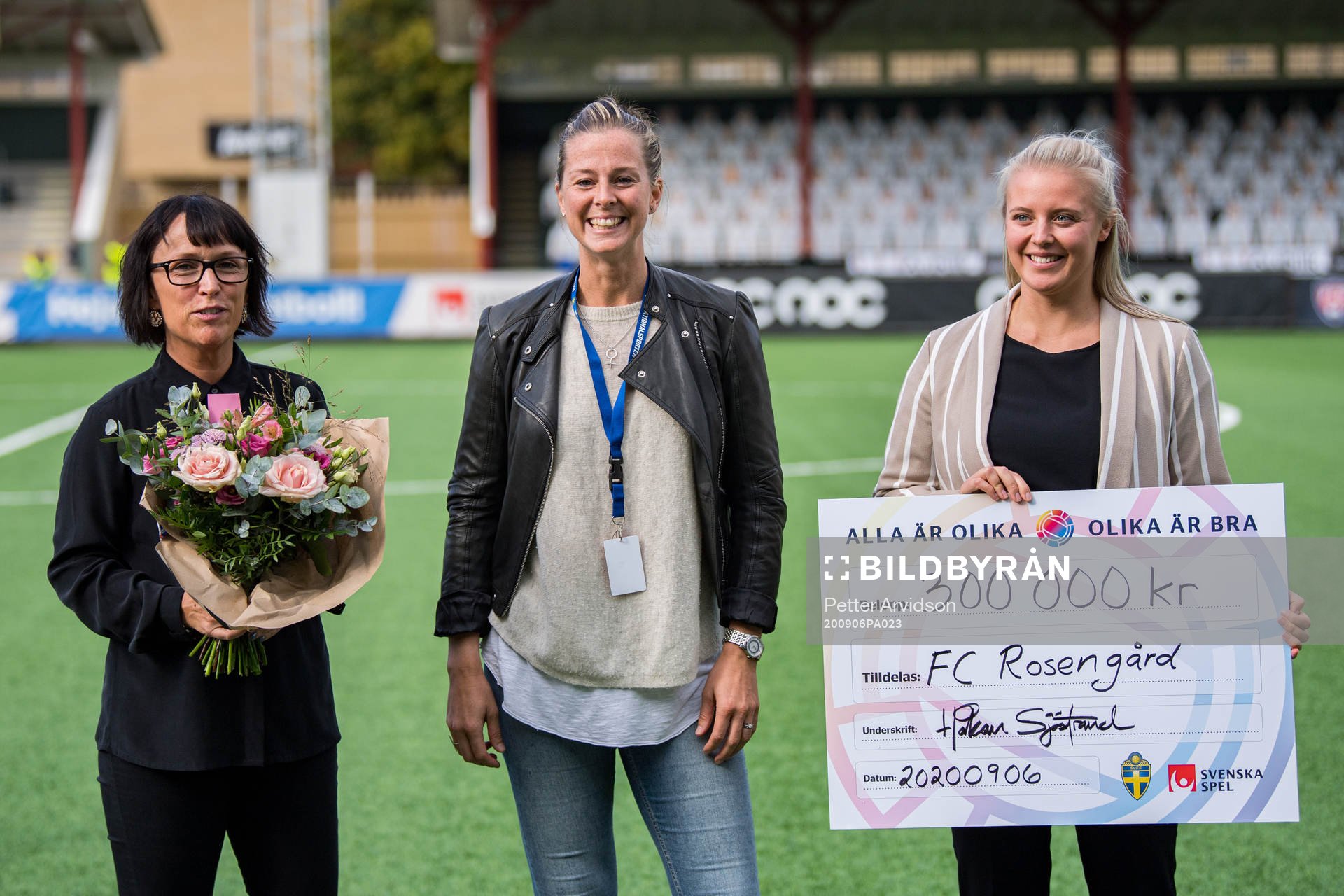 Lotta Schelin delar ut pris Hattrick by FC Rosengård