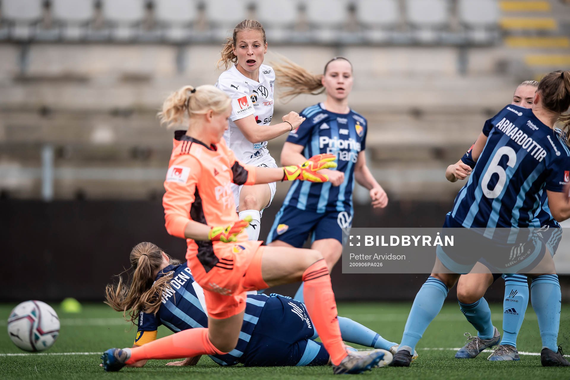 Rosengårds Anna Anvegård gör 1-0 bakom Djurgårdens