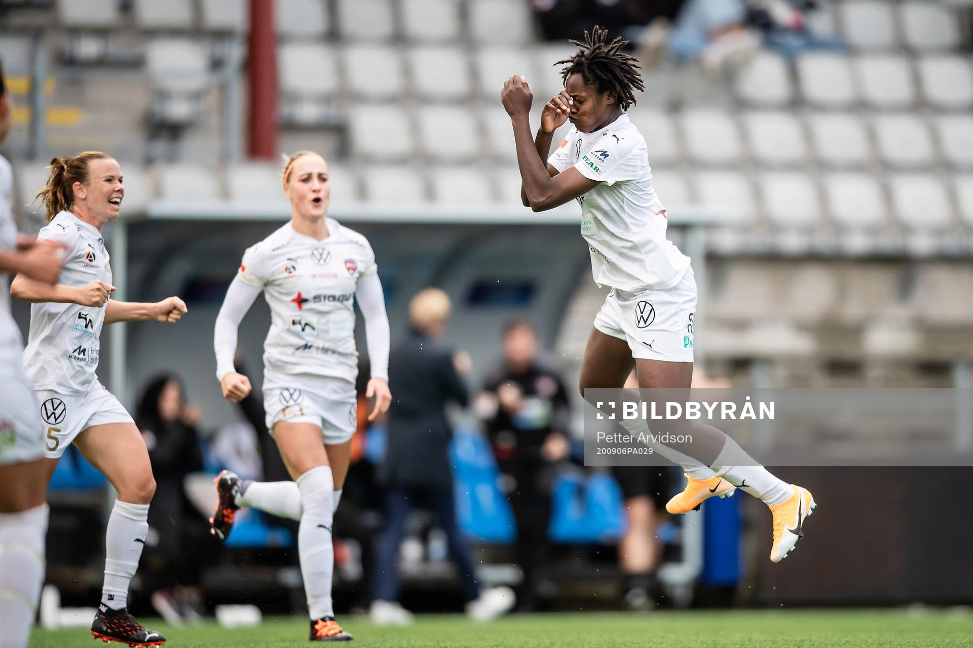 Rosengårds Anam Imo jublar med Jessica Samuelsson och Sanne Troelsgaard efter 2-0 under fotbollsmatchen i Damallsvenskan mellan FC Rosengård och Djurgården den 6 september 2020 i Malmö.