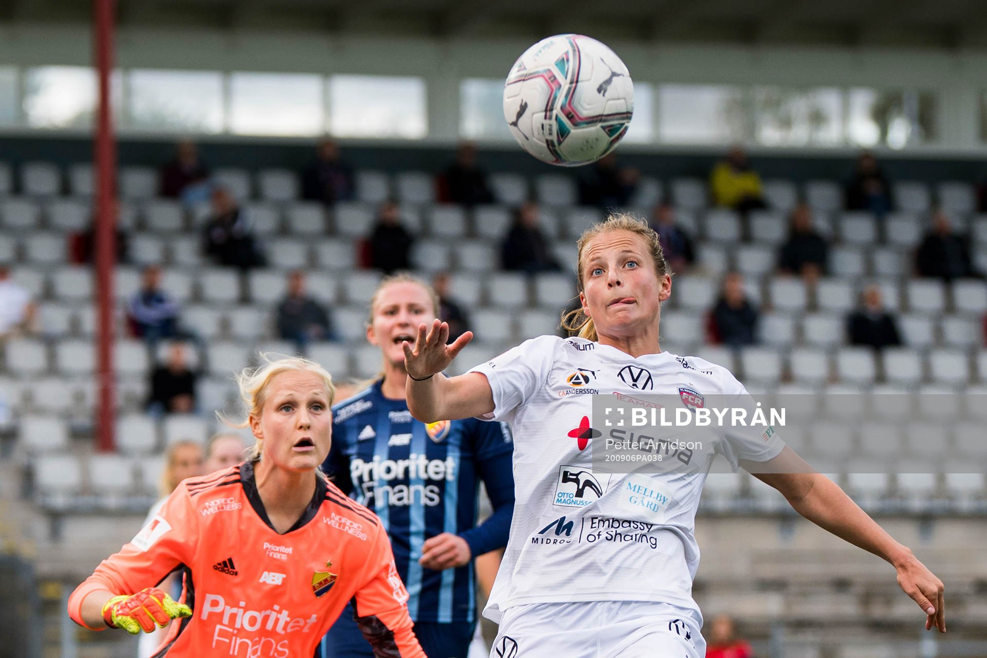 Rosengårds Anna Anvegård och Djurgårdens målvakt Kathrine Østergaard Larsen under fotbollsmatchen i Damallsvenskan mellan FC Rosengård och Djurgården den 6 september 2020 i Malmö.