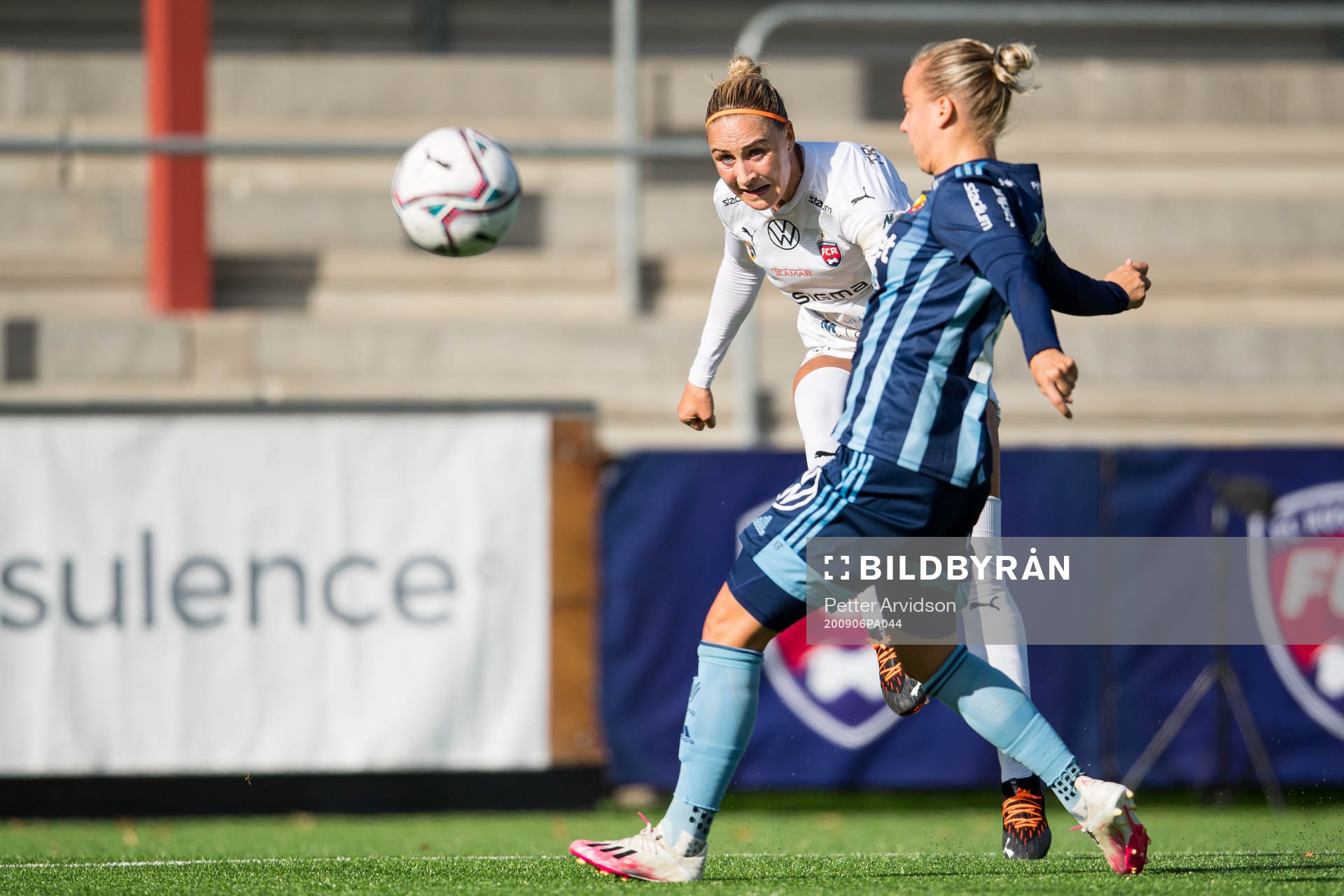 Rosengårds Sanne Troelsgaard testar skott förbi