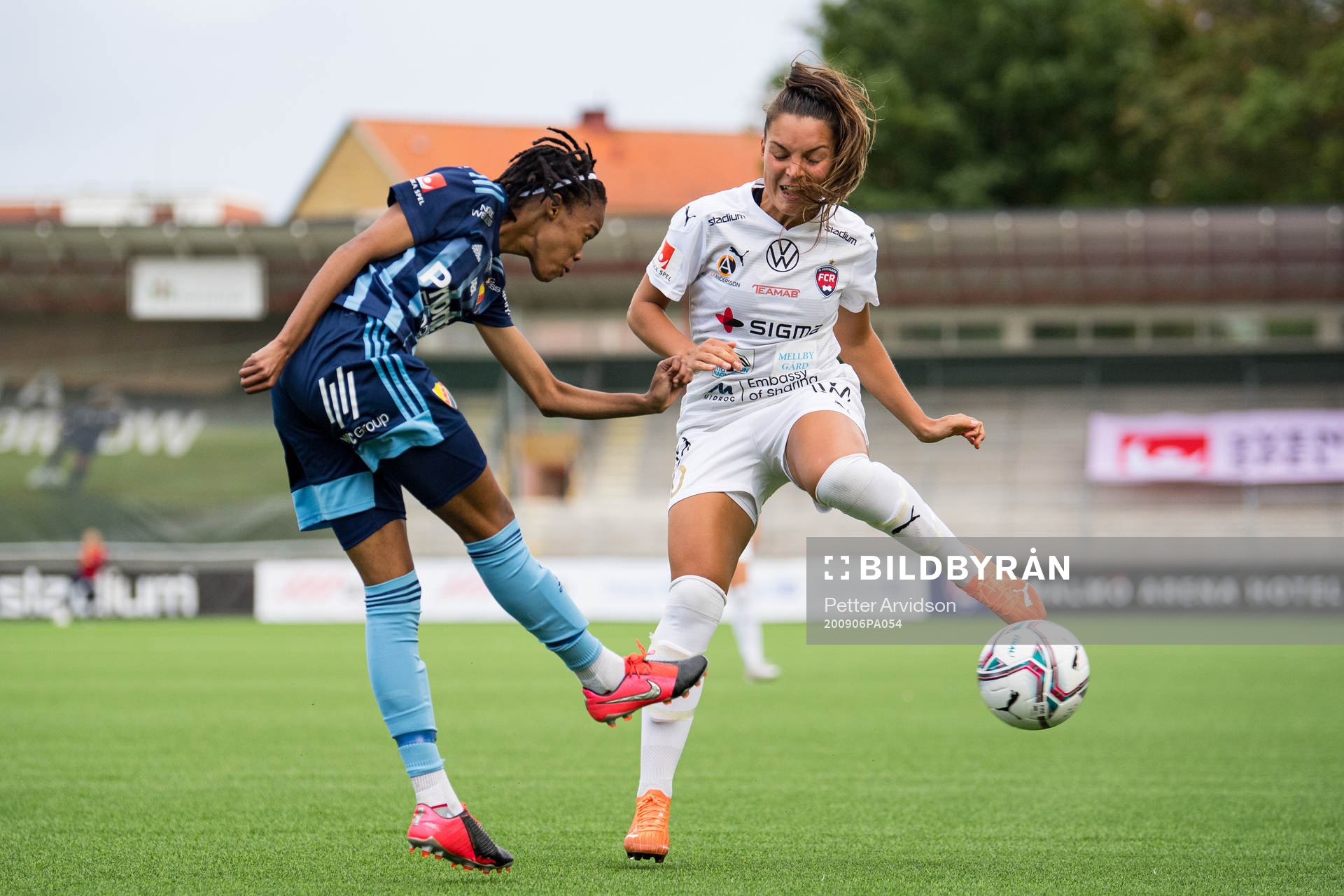 Djurgårdens Linda Motlhalo och Rosengårds Johanna Rytting