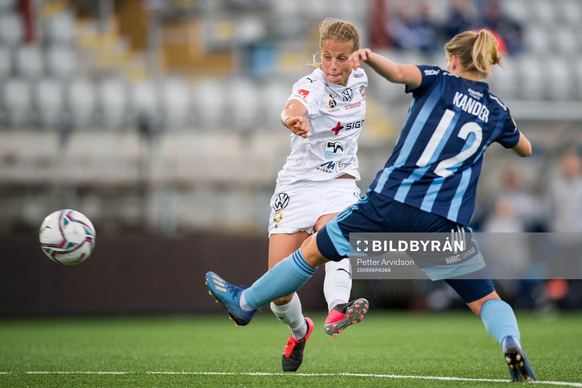Rosengårds Anna Anvegård skjuter förbi Djurgårdens