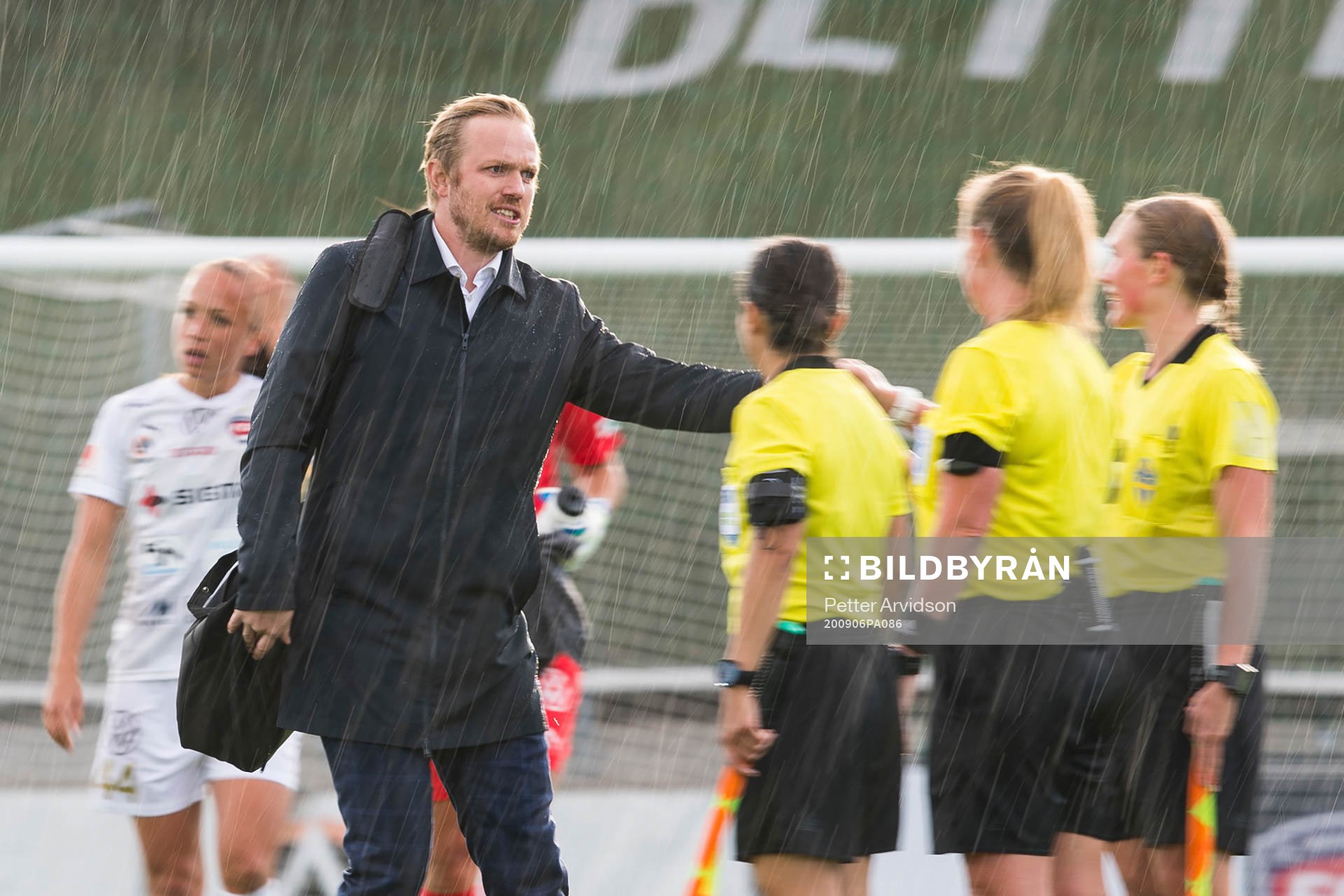 Rosengårds tränare Jonas Eidevall tackar domarna efter fotbollsmatchen i Damallsvenskan mellan FC Rosengård och Djurgården den 6 september 2020 i Malmö.