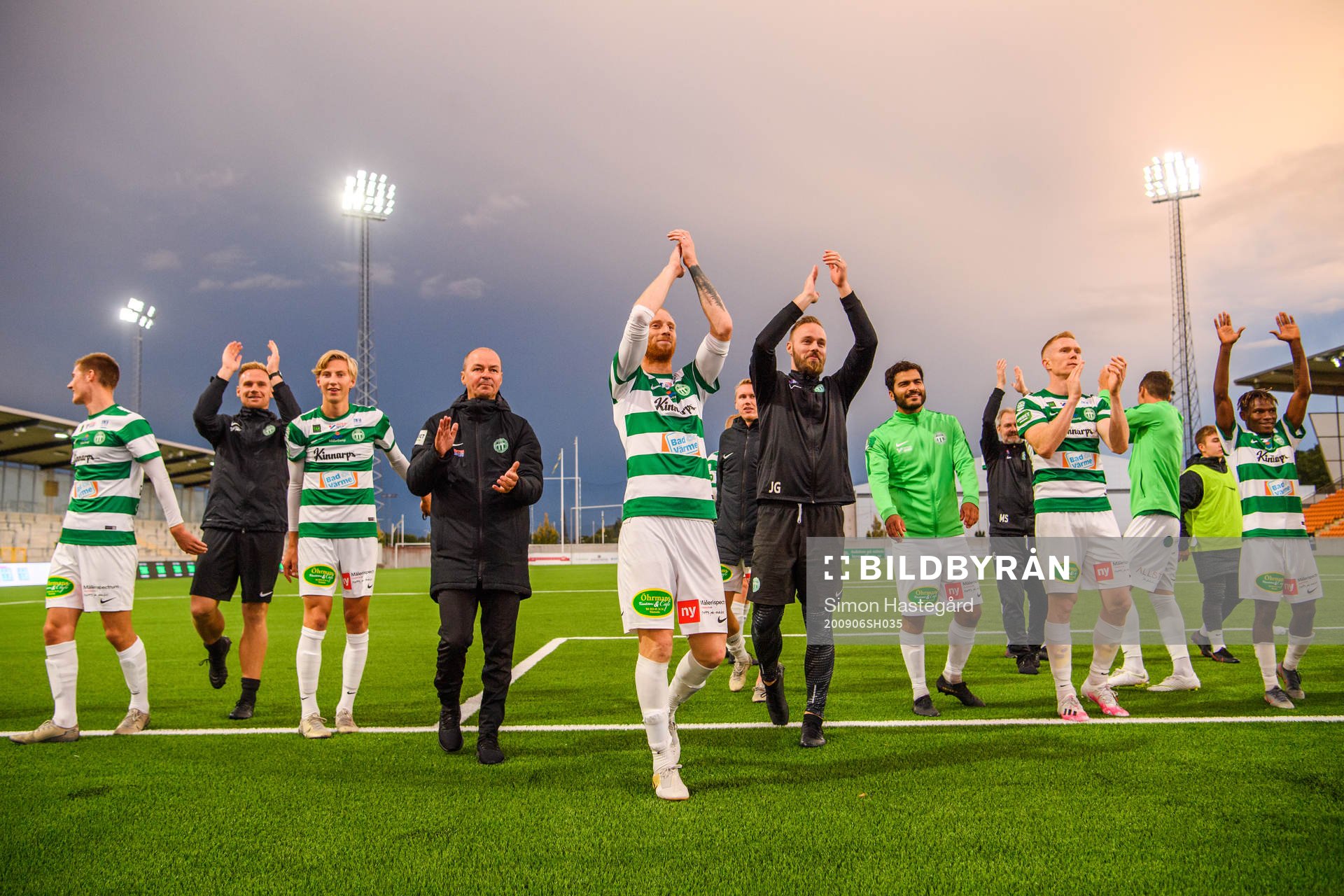 Västerås spelare och ledare jublar