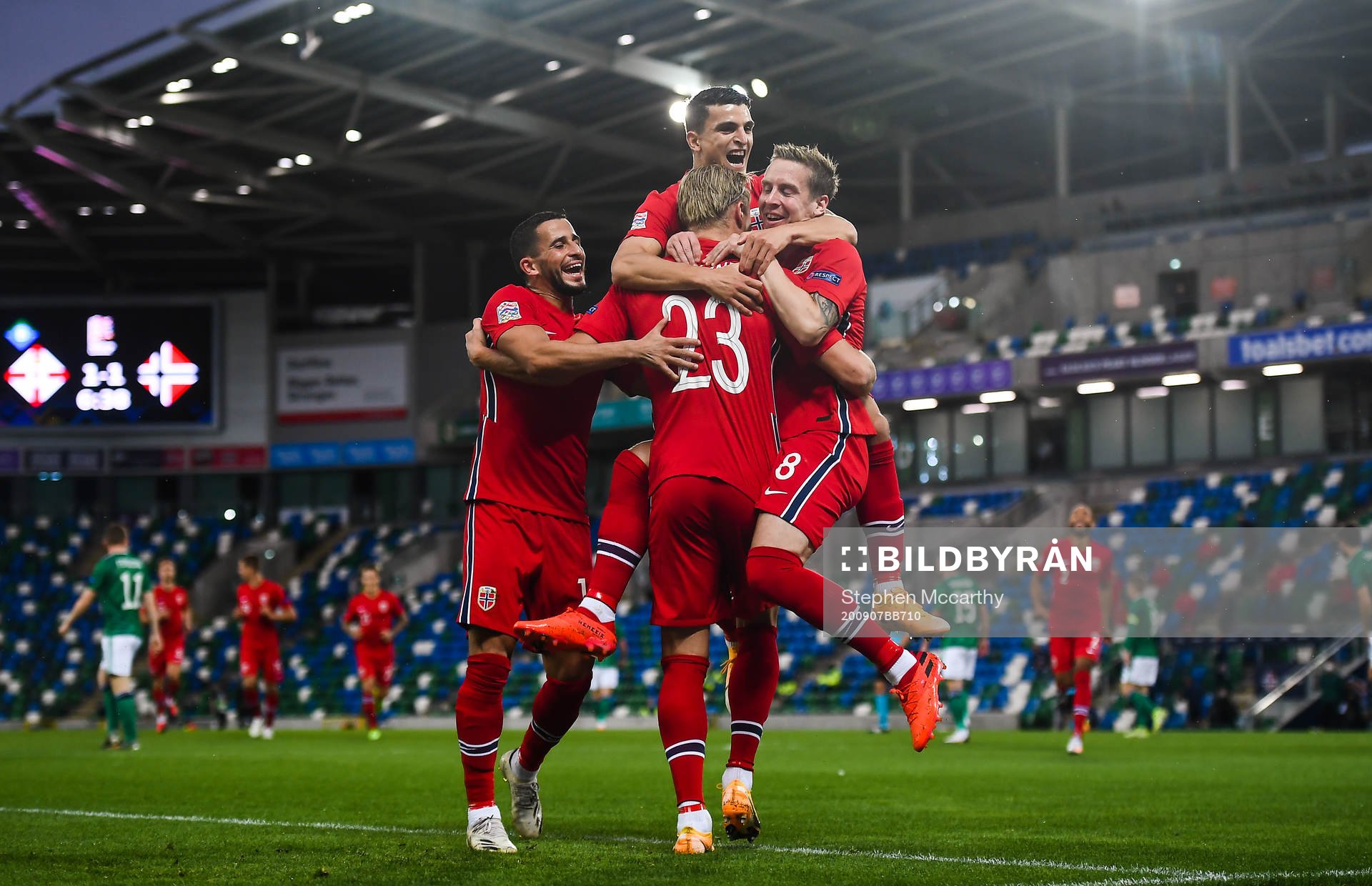 Mohamed «Moi» Elyounoussi and Stefan Johansen celebrate