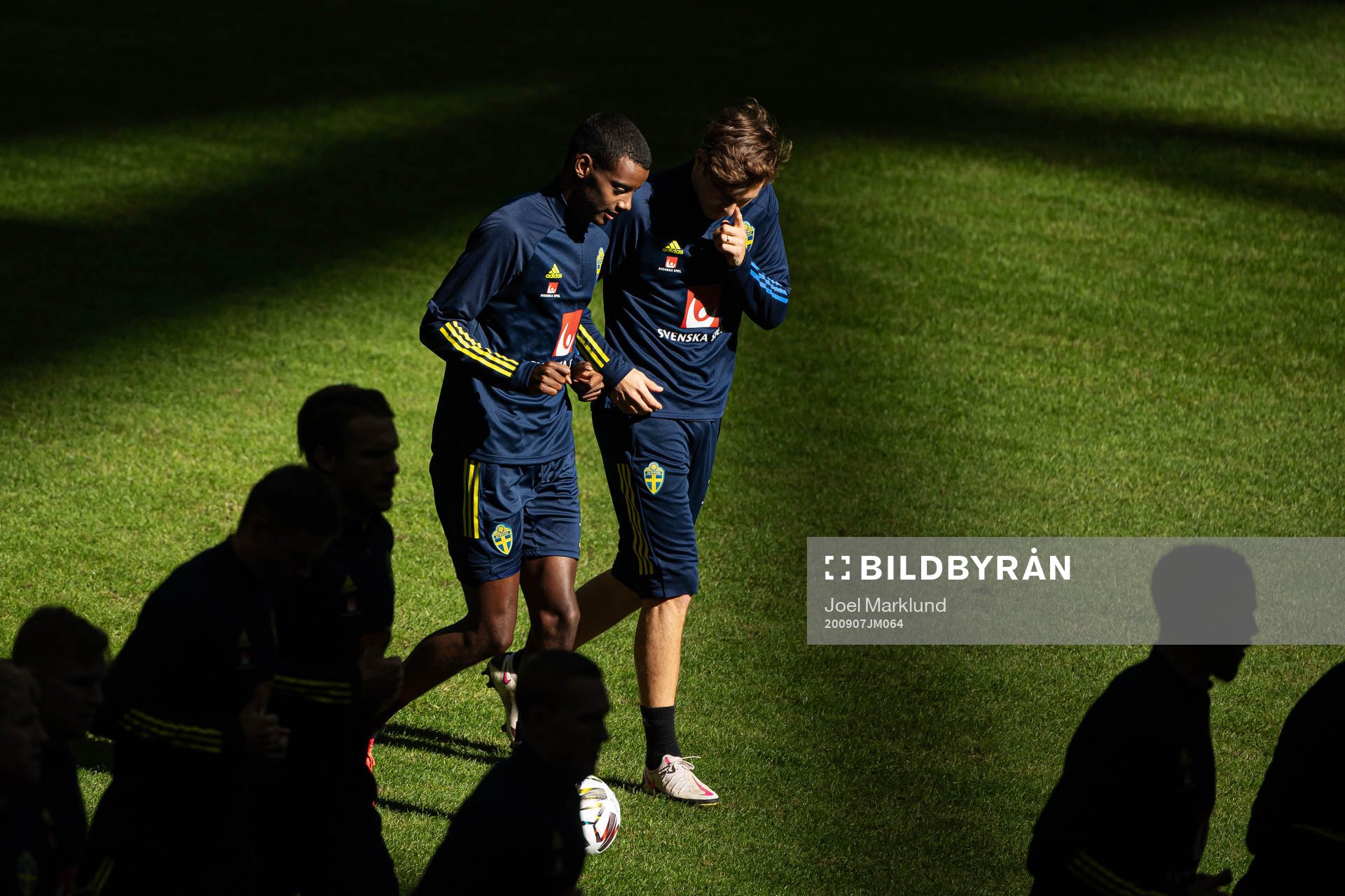 Alexander Isak and Victor Nilsson Lindelöf of the Swedish
