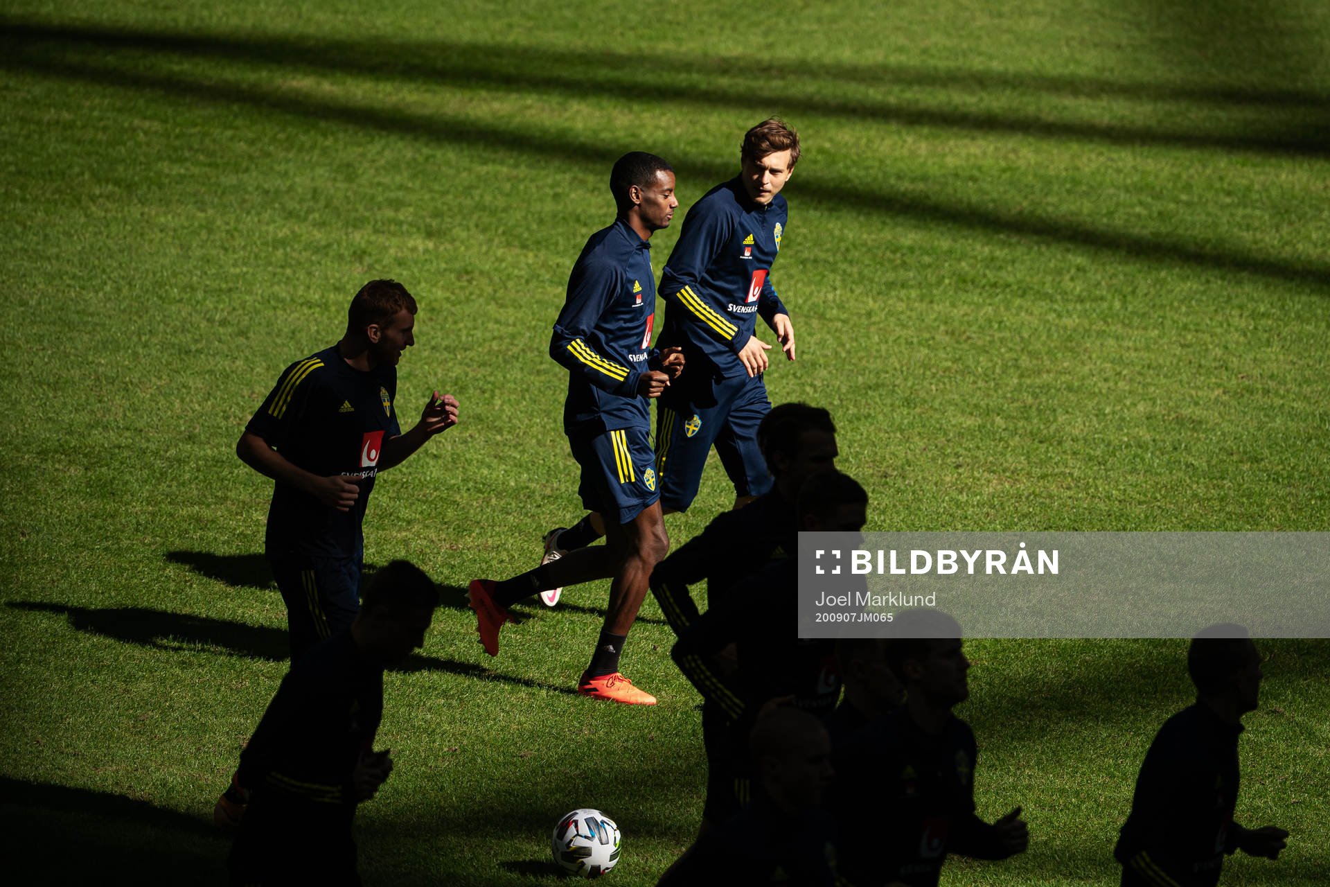 Alexander Isak and Victor Nilsson Lindelöf of the Swedish