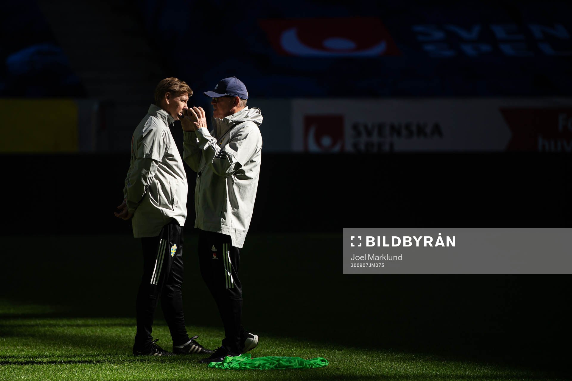 Assistant coach Peter Wettergren and head coach Janne