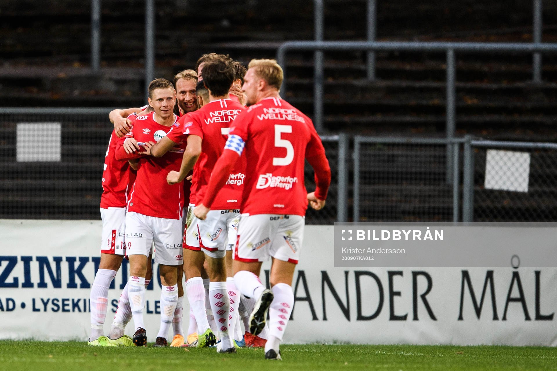 Degerfors spelare jublar med Villiam Dahlström