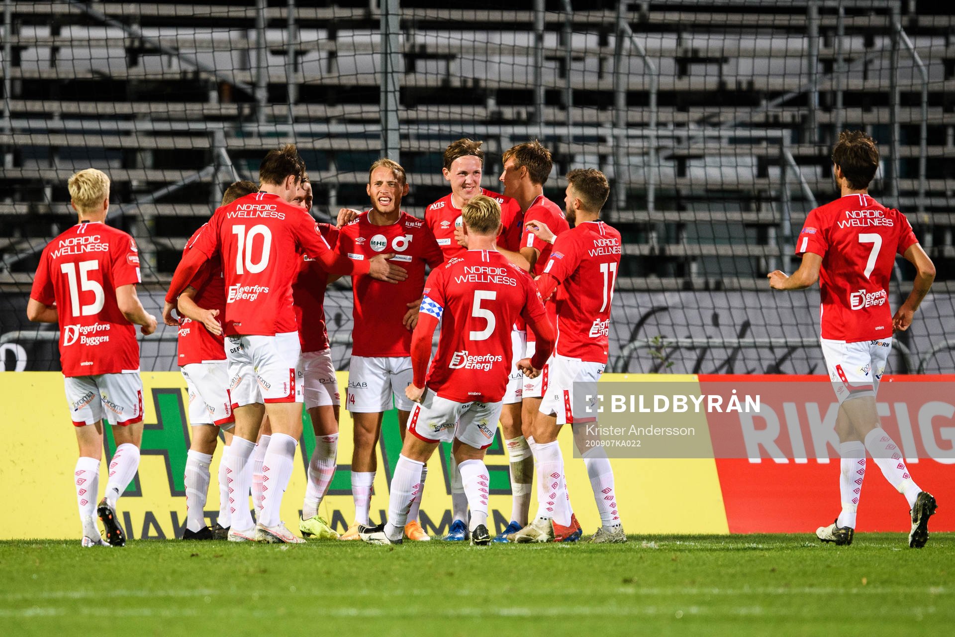 Degerfors spelare jublar med Villiam Dahlström