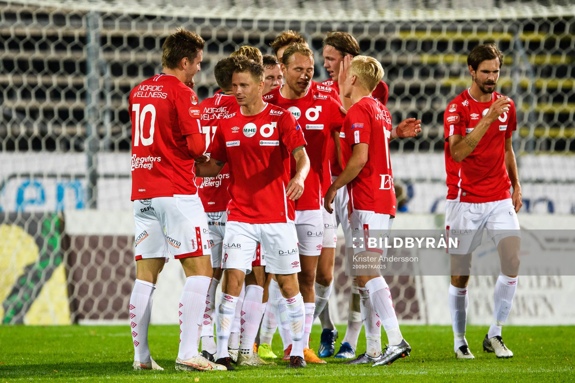 Degerfors spelare jublar med Johan Bertilsson