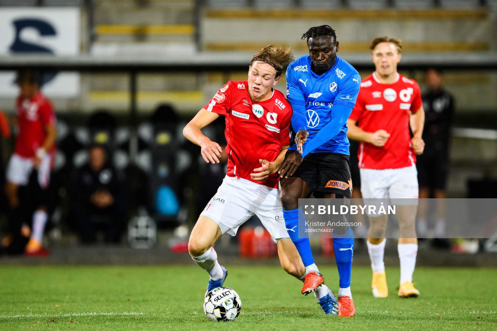 Degerfors Adam Carlén och Halmstads Alhassan A Haestad