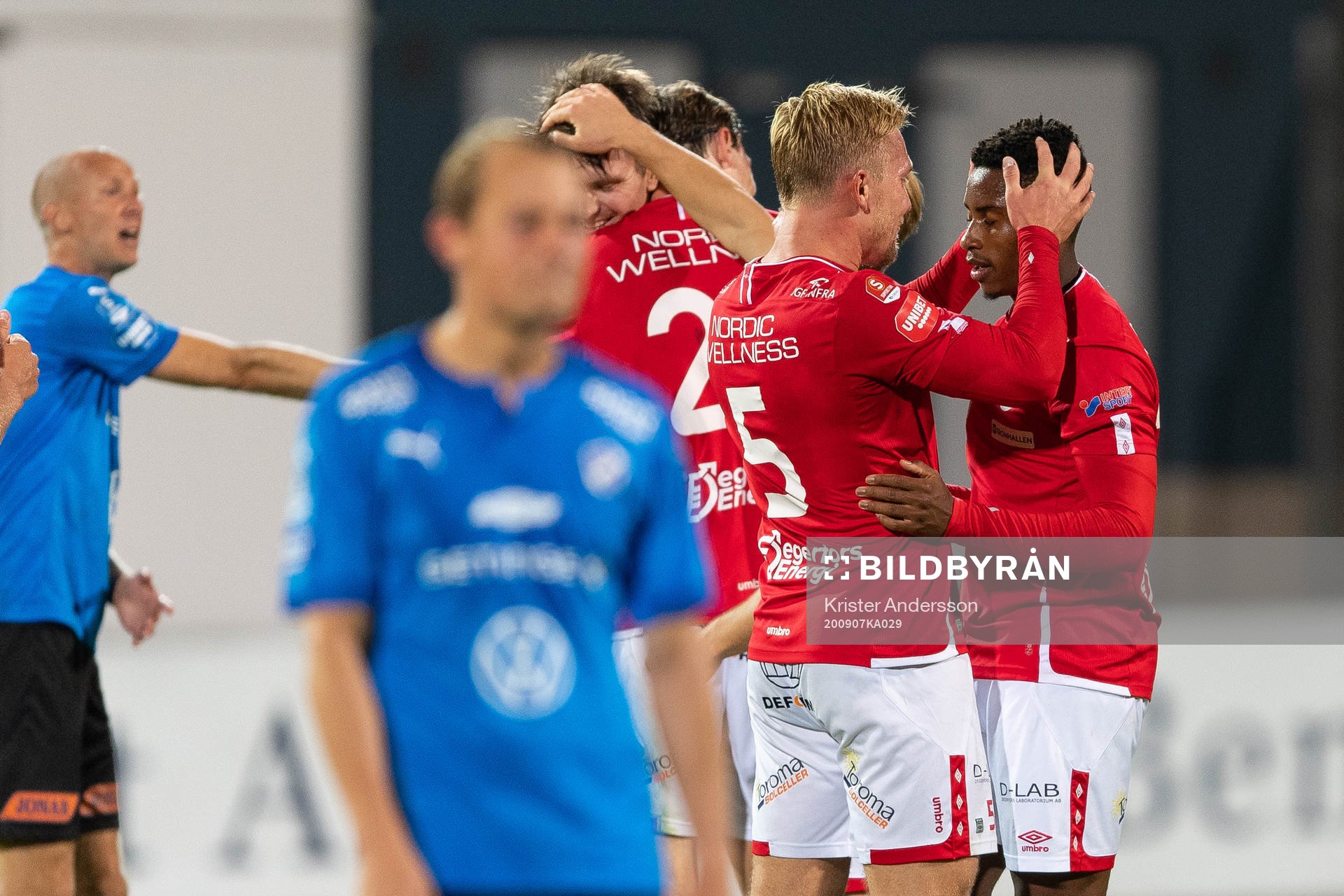 Degerfors Jose Segura Bonilla jublar med lagkamrater