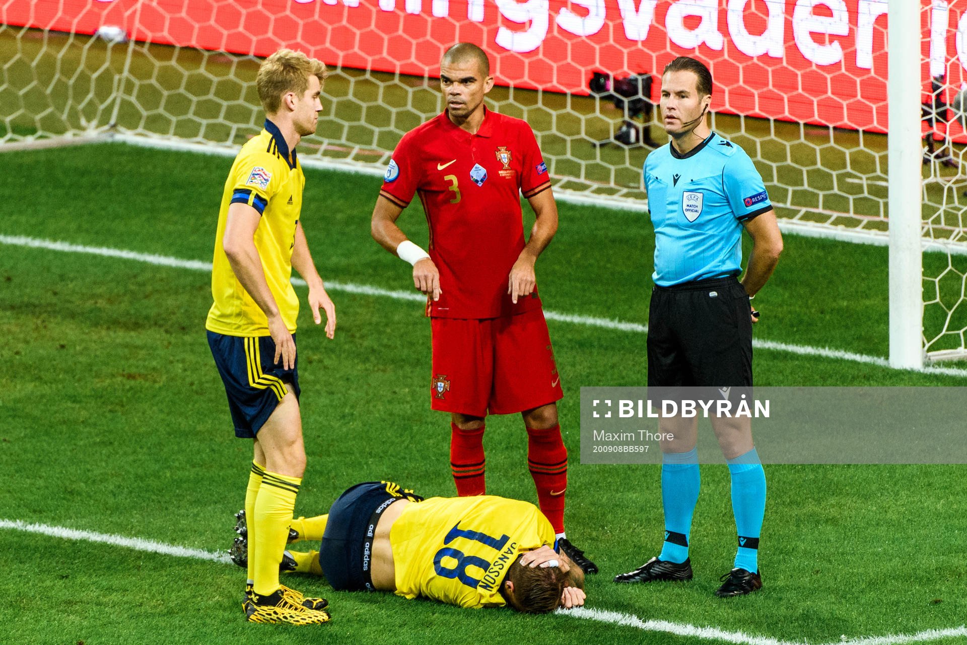 Filip Helander, Pontus Jansson of Sweden and Pepe of