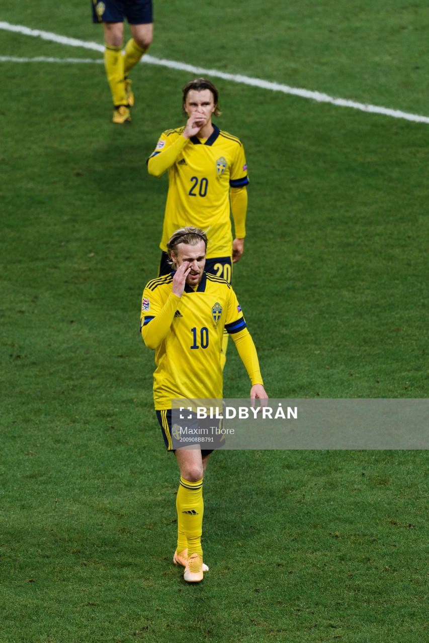 Emil Forsberg and Kristoffer Olsson of Sweden look dejected