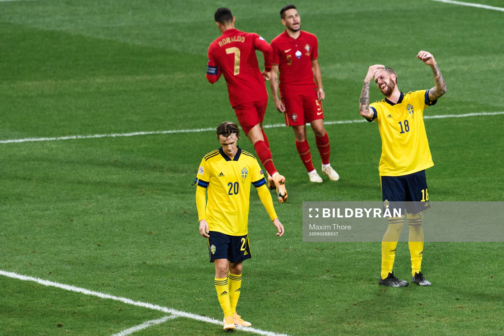 Kristoffer Olsson and Pontus Jansson of Sweden look dejected