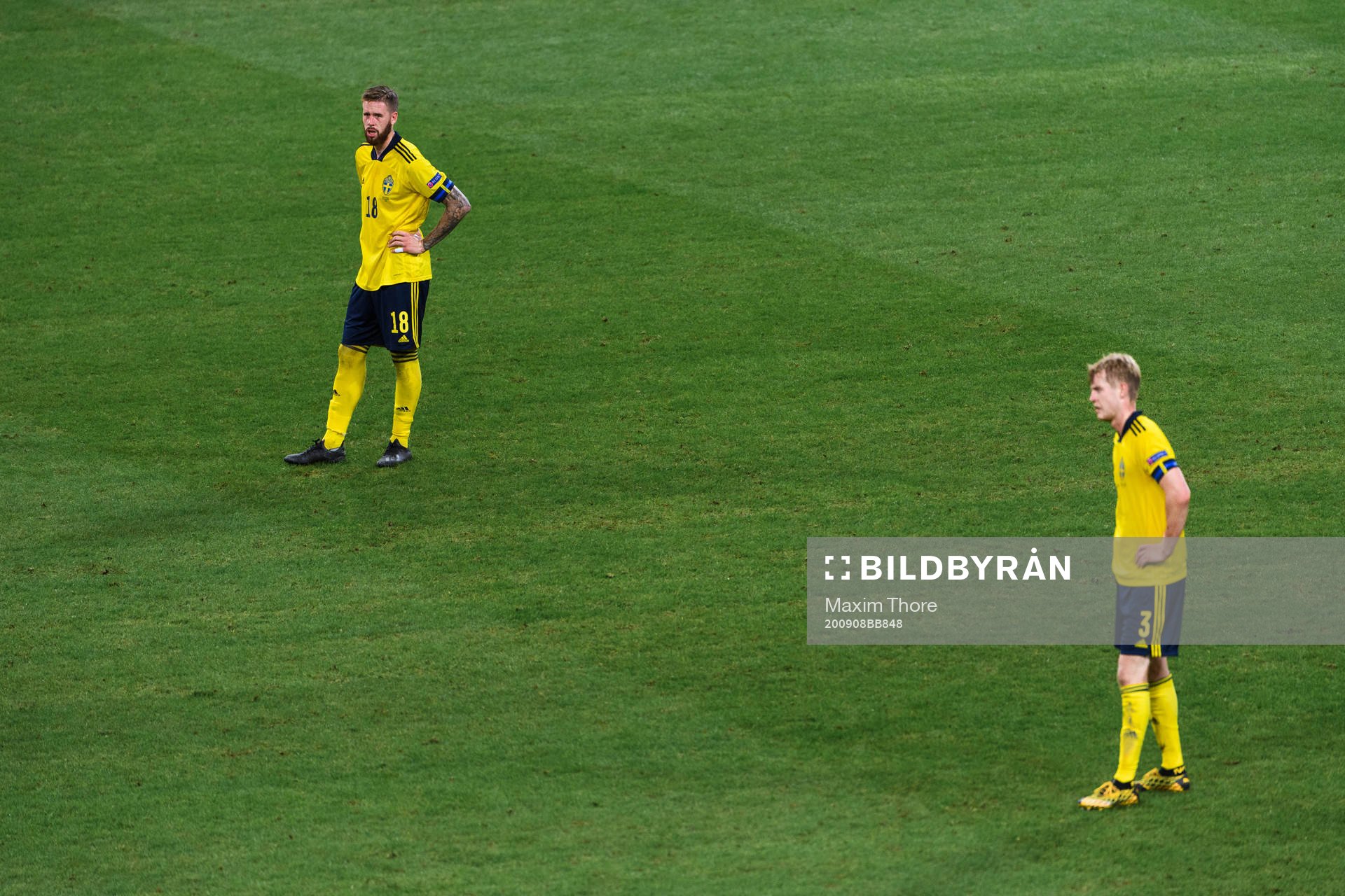 Pontus Jansson and Filip Helander of Sweden look dejected