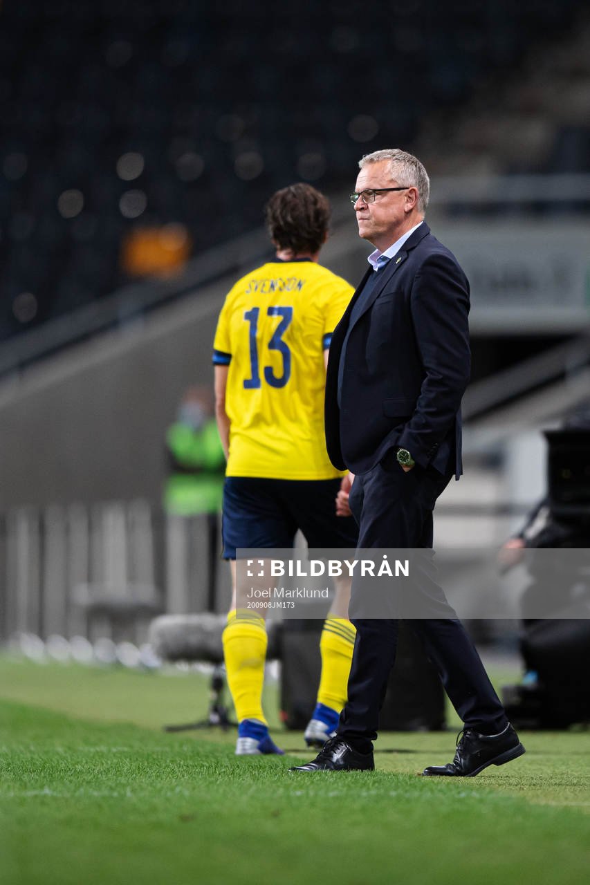Gustav Svensson and head coach Janne Andersson of Sweden