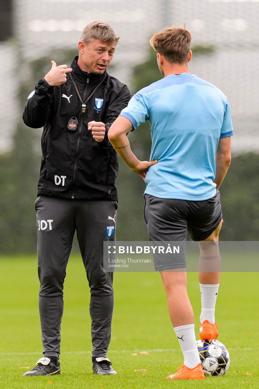 Tränare Jon Dahl Tomasson och Eric Larsson