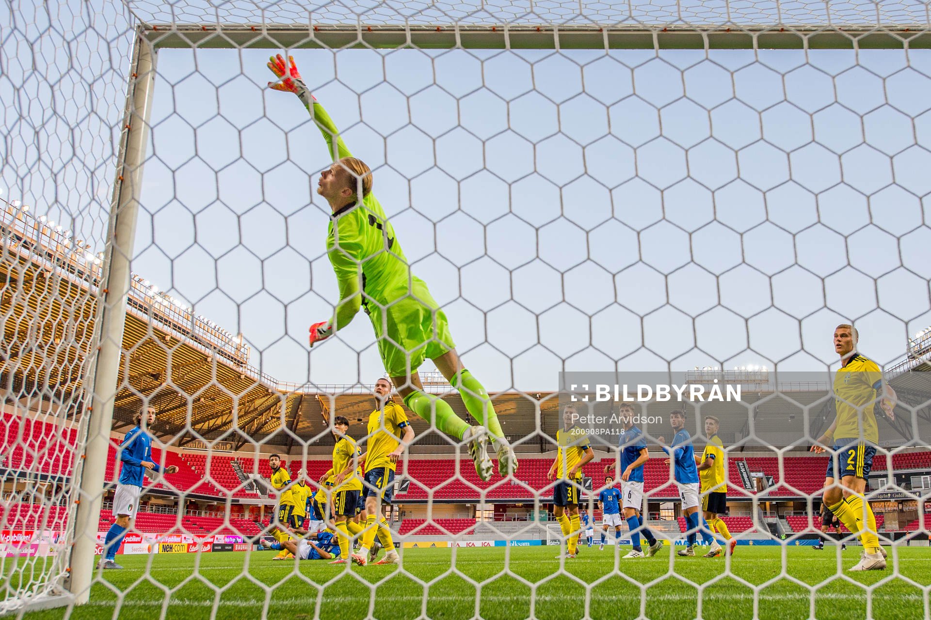 Goalkeeper Pontus Dahlberg of Sweden