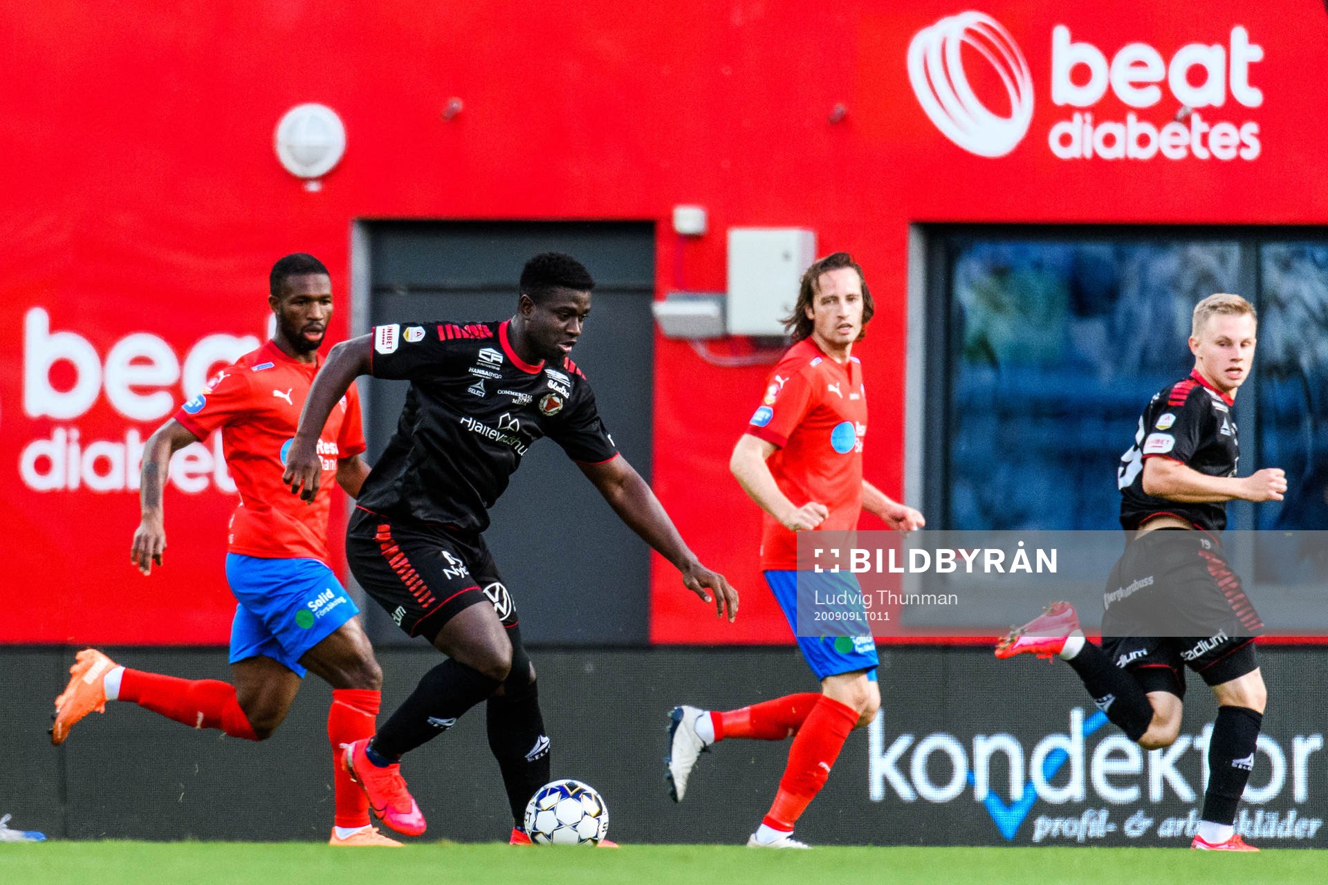 Helsingborgs Mohammed Abubakari och Mix Diskerud försvarar
