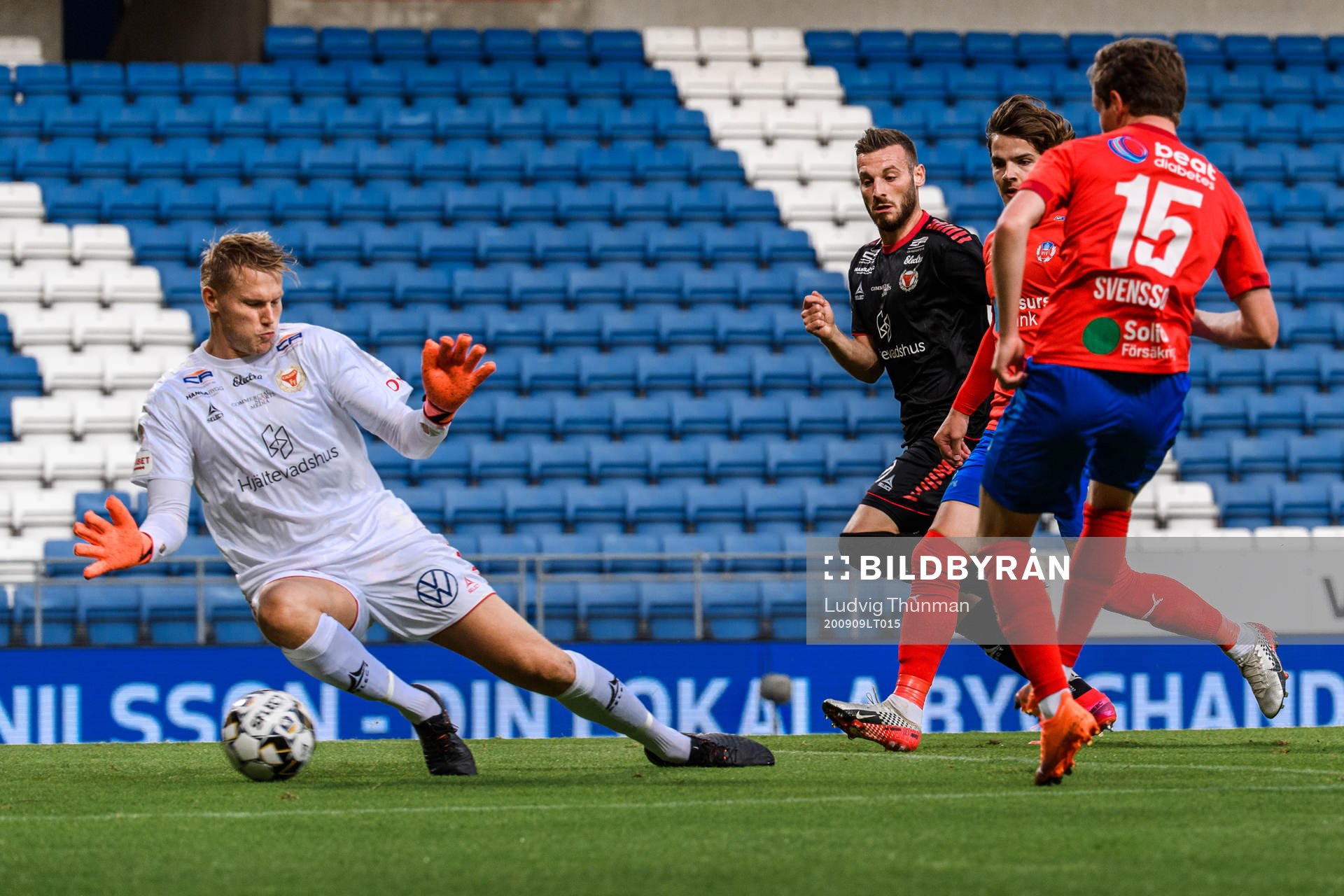 Helsingborgs Max Svensson gör 1-0 bakom Kalmars målvakt Olle Söderberg under fotbollsmatchen i Allsvenskan mellan Helsingborg och Kalmar den 9 september 2020 i Helsingborg.