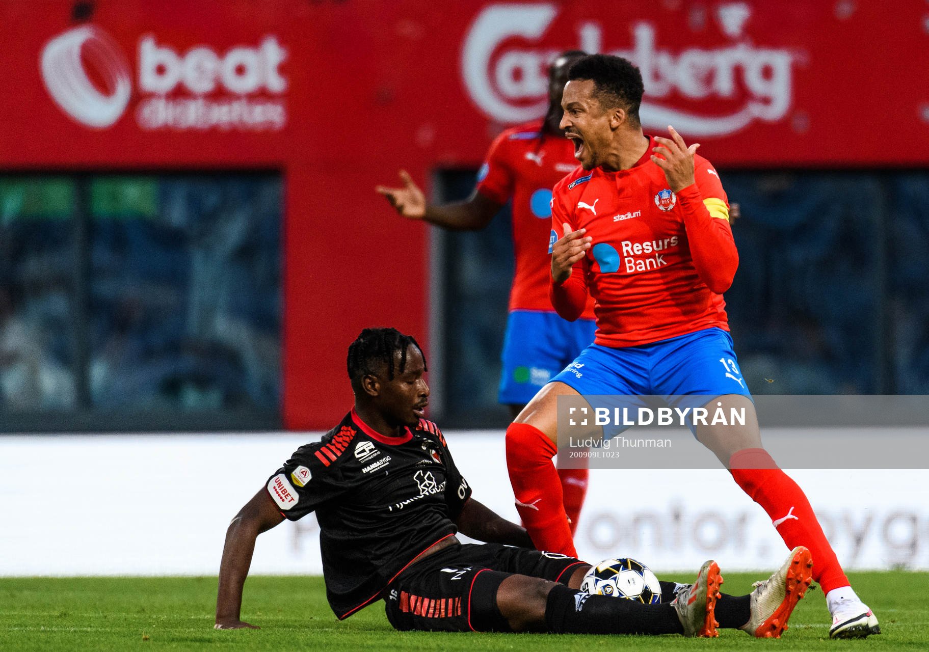 Helsingborgs Martin Olsson reagerar