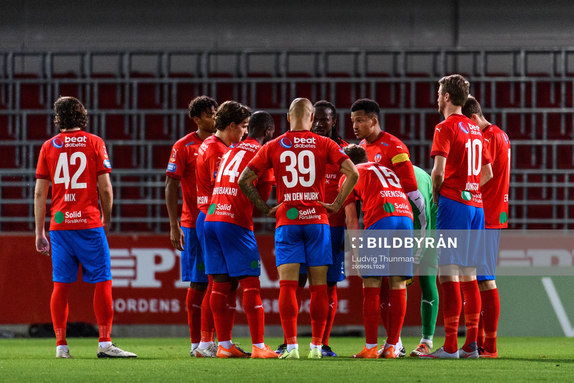 Helsingborgs Martin Olsson i samtal med lagkamraterna