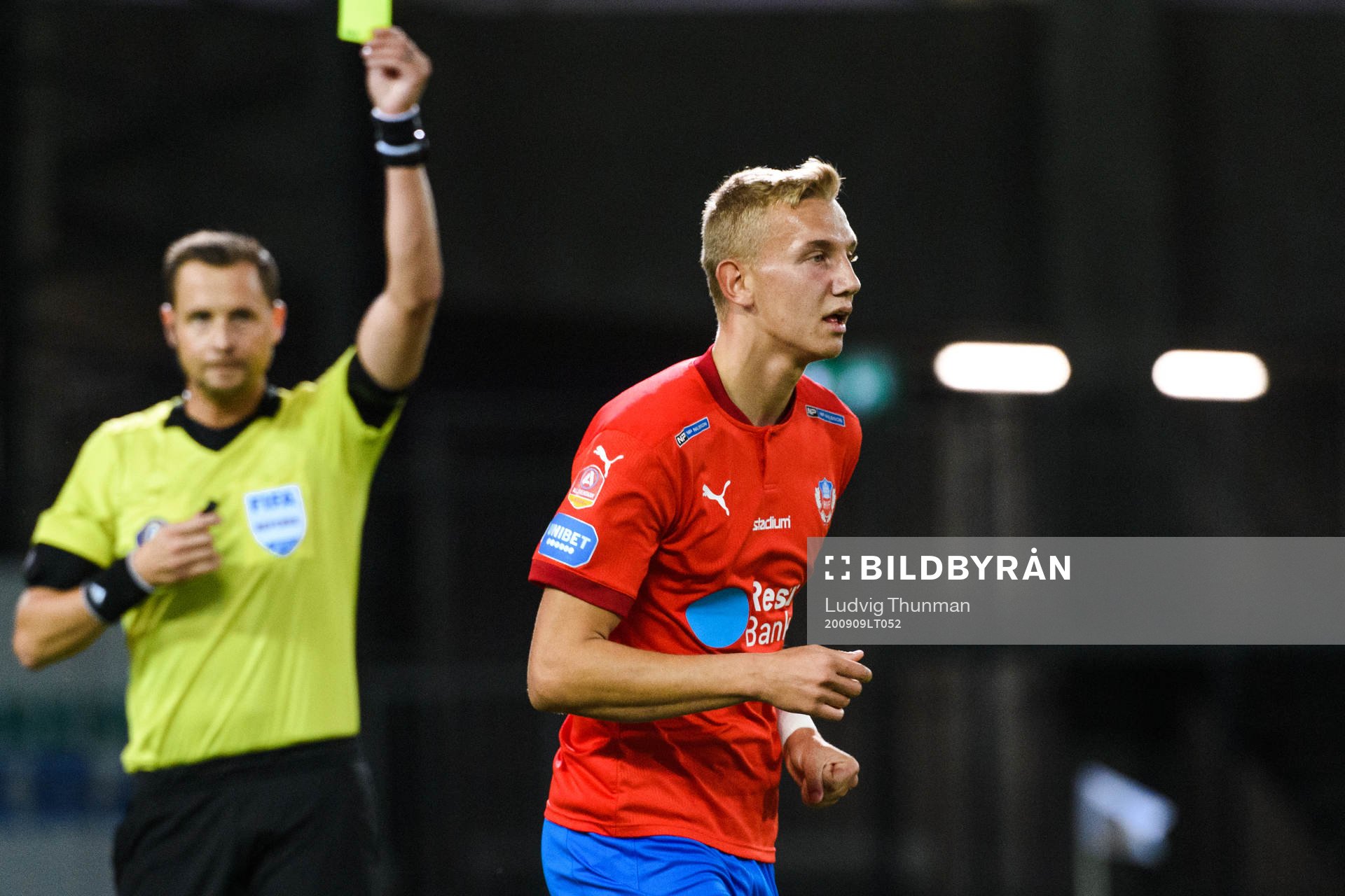 Helsingborgs Jakob Voelkerling Persson får en varning