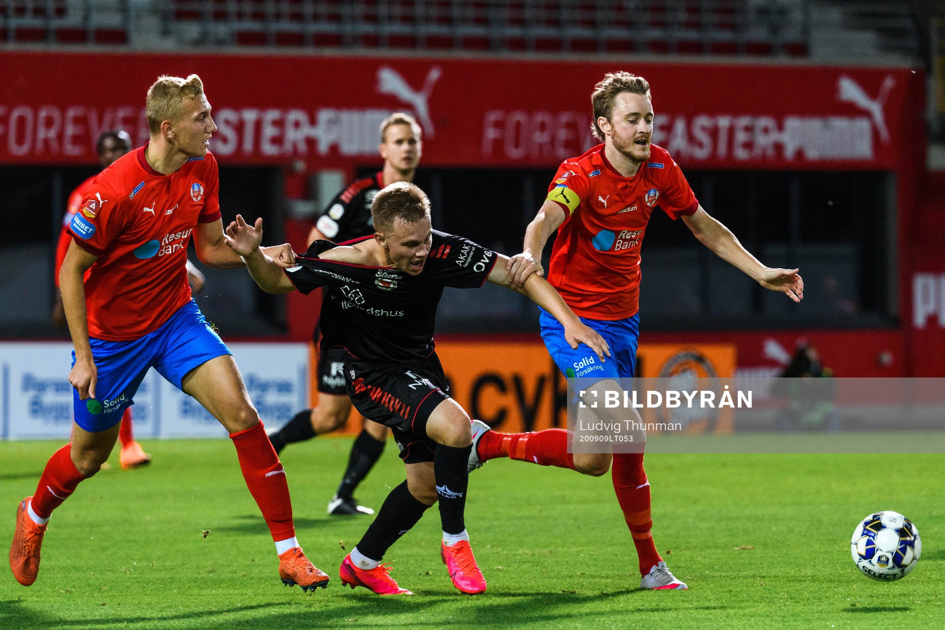 Kalmars Isak Jansson  i en kamp mot Helsingborgs Jakob Voelkerling Persson och Rasmus Jönsson under fotbollsmatchen i Allsvenskan mellan Helsingborg och Kalmar den 9 september 2020 i Helsingborg.