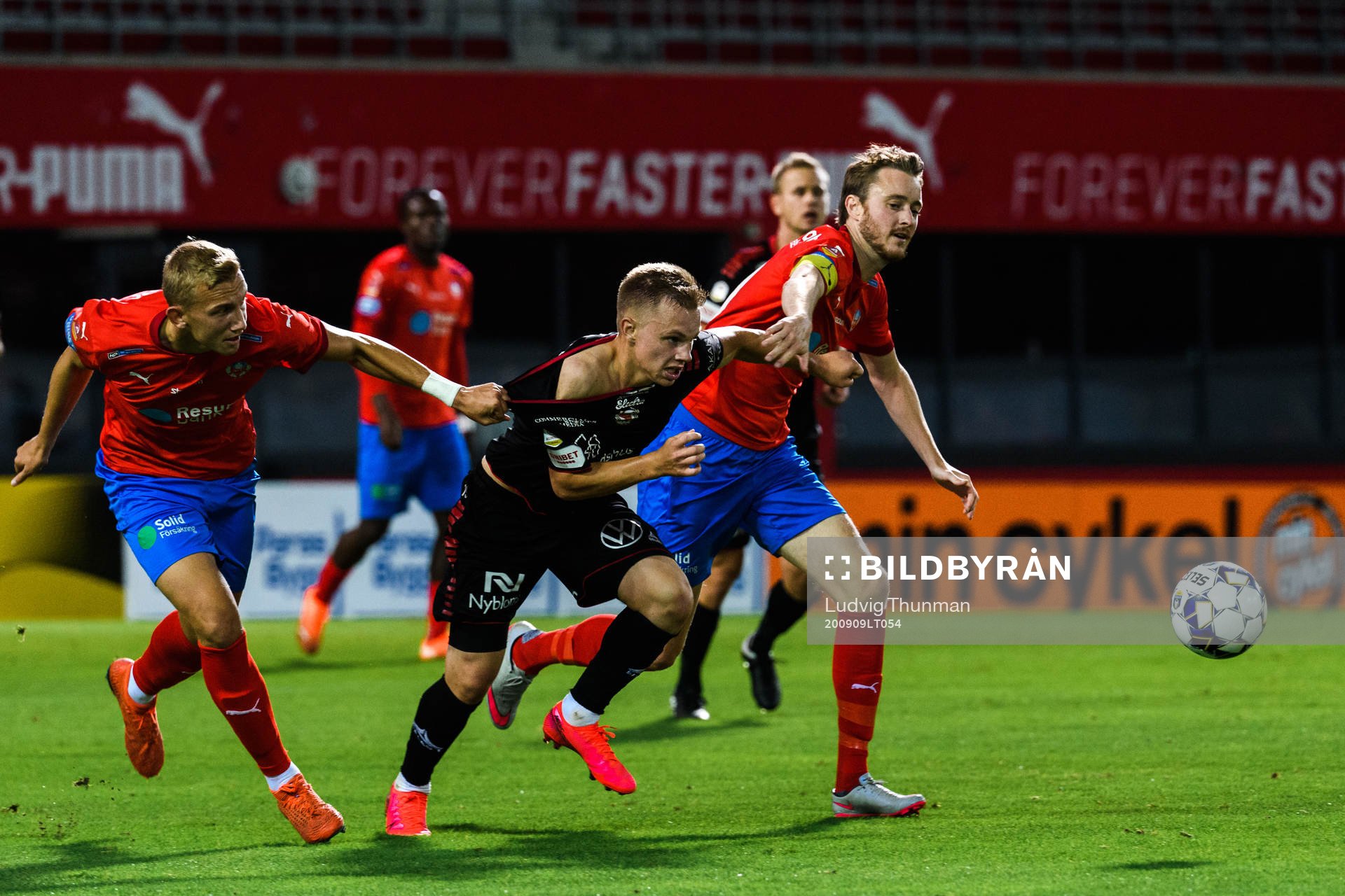 Kalmars Isak Jansson i en kamp mot Helsingborgs Jakob