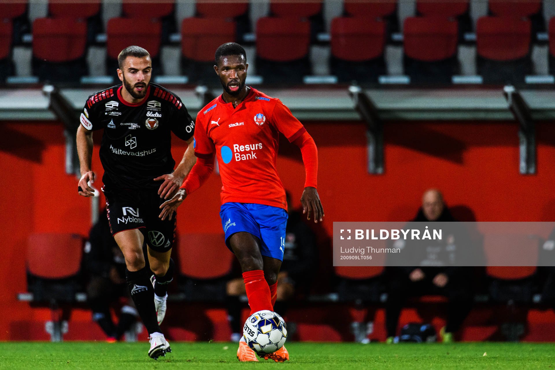 Kalmars Filip Sachpekidis och Helsingborgs Mohammed Abubakari under fotbollsmatchen i Allsvenskan mellan Helsingborg och Kalmar den 9 september 2020 i Helsingborg.