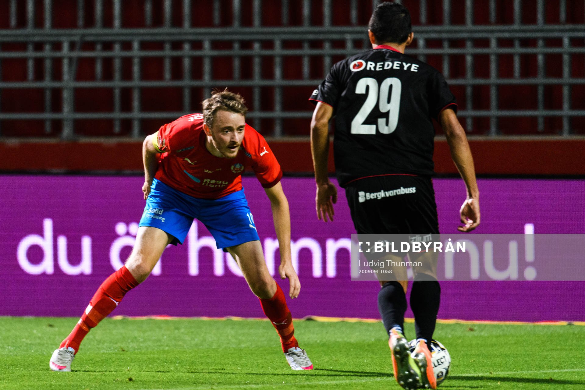 Helsingborgs Rasmus Jönsson och Kalmars Romário Pereira Sipião under fotbollsmatchen i Allsvenskan mellan Helsingborg och Kalmar den 9 september 2020 i Helsingborg.