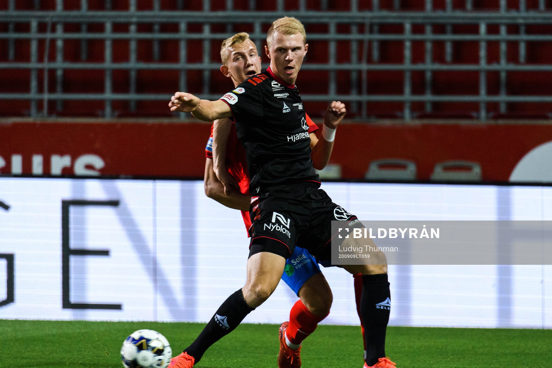 Kalmars Edvin Crona och Helsingborgs Jakob Voelkerling Persson under fotbollsmatchen i Allsvenskan mellan Helsingborg och Kalmar den 9 september 2020 i Helsingborg.