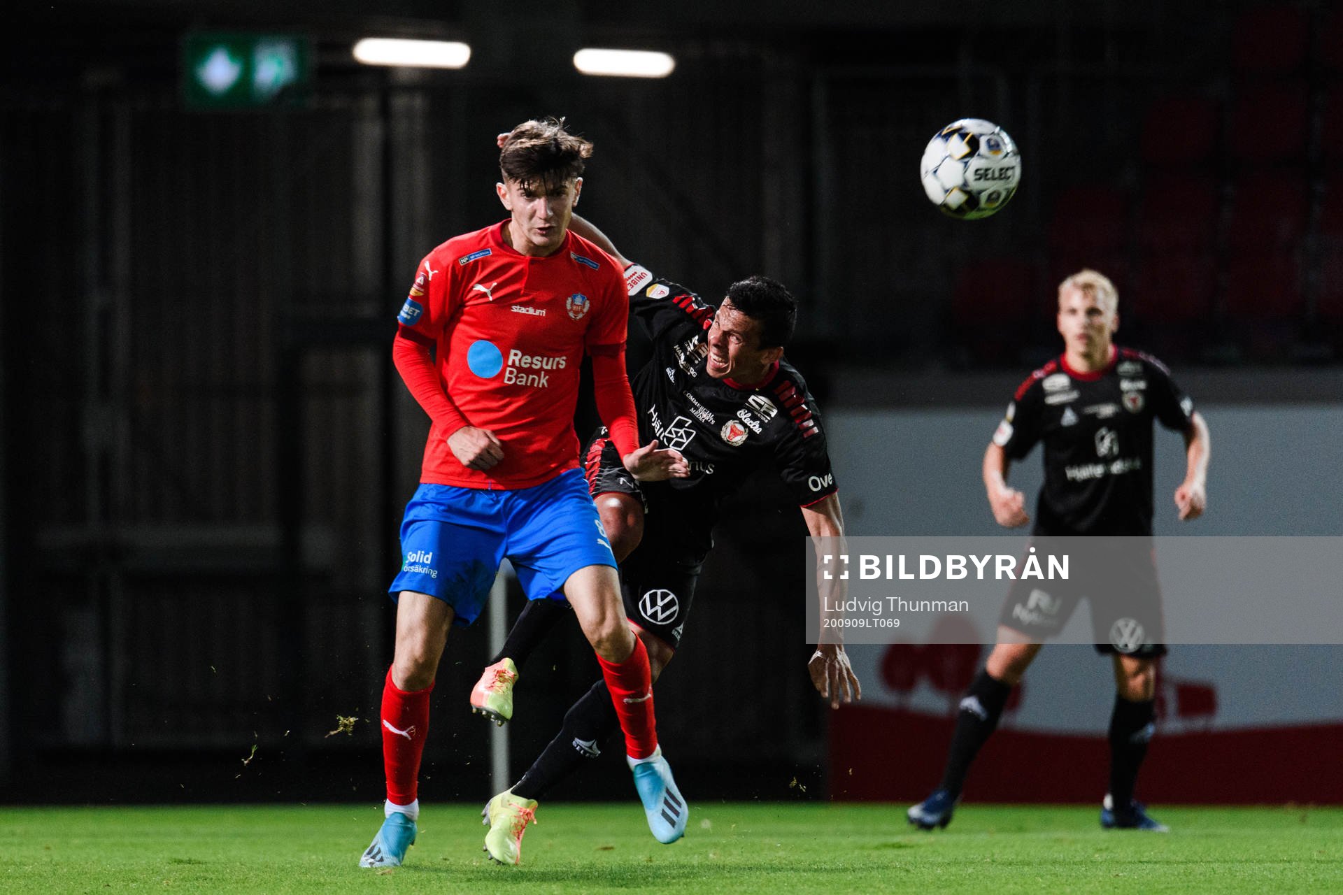 Helsingborgs Armin Gigovic och Kalmars Romário Pereira Sipião under fotbollsmatchen i Allsvenskan mellan Helsingborg och Kalmar den 9 september 2020 i Helsingborg.