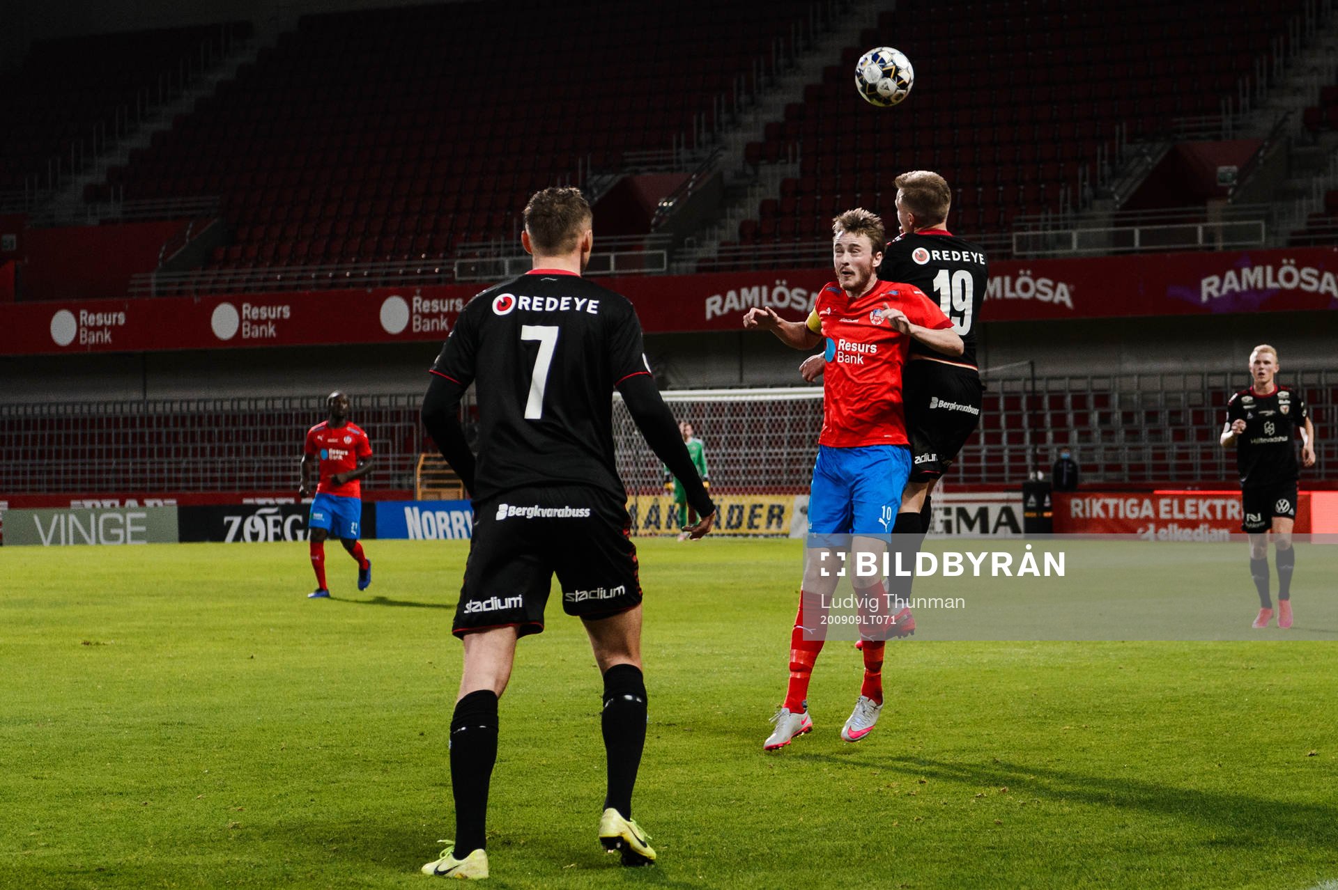 Helsingborgs Rasmus Jönsson och Kalmars Isak Jansson under fotbollsmatchen i Allsvenskan mellan Helsingborg och Kalmar den 9 september 2020 i Helsingborg.