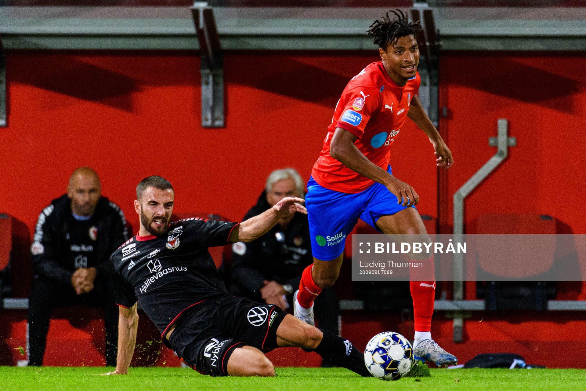 Helsingborgs Joseph Ceesay i kamp med Kalmars Filip Sachpekidis under fotbollsmatchen i Allsvenskan mellan Helsingborg och Kalmar den 9 september 2020 i Helsingborg.