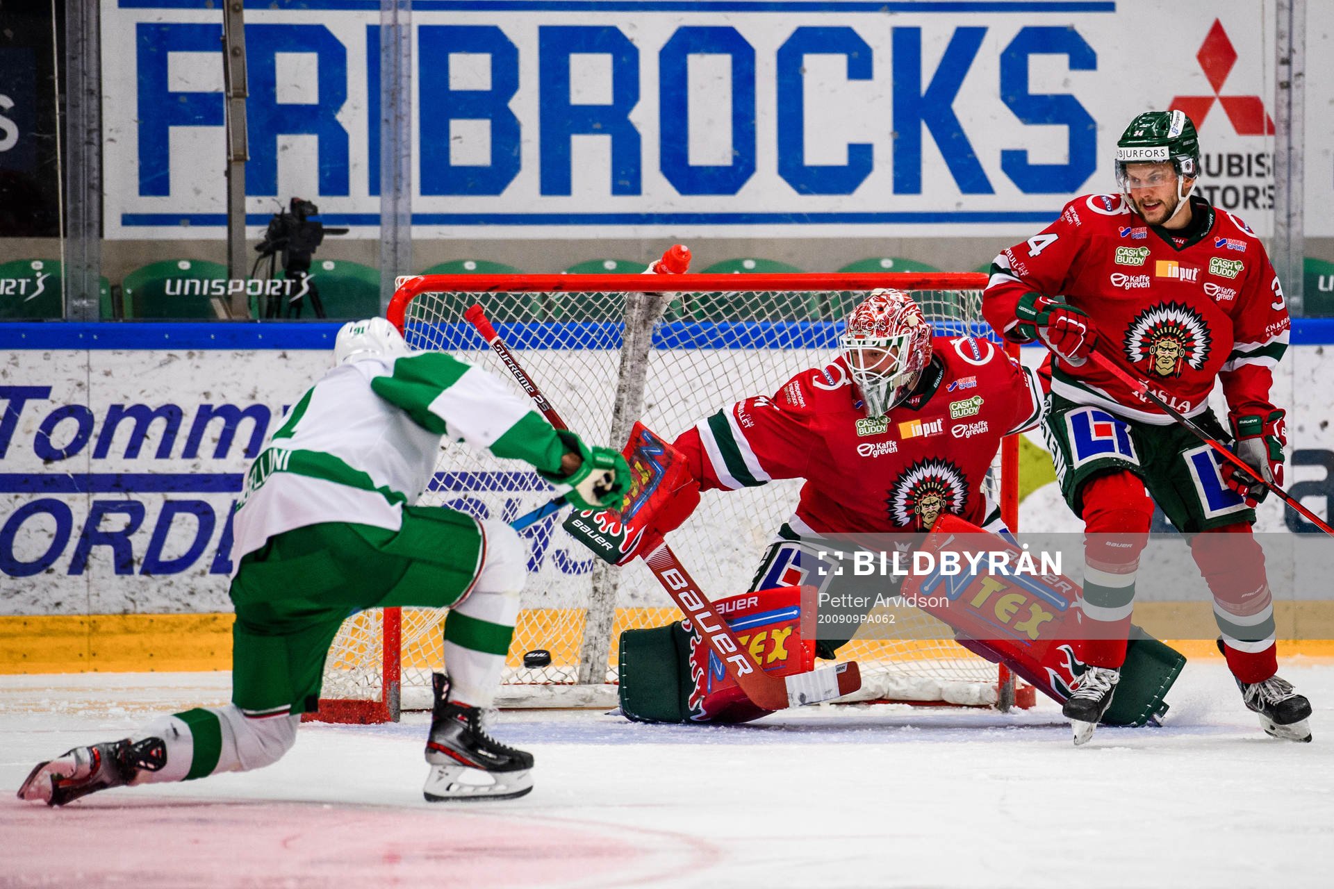 Rögles Adam Tambellini gör 2-2 bakom Frölundas målvakt